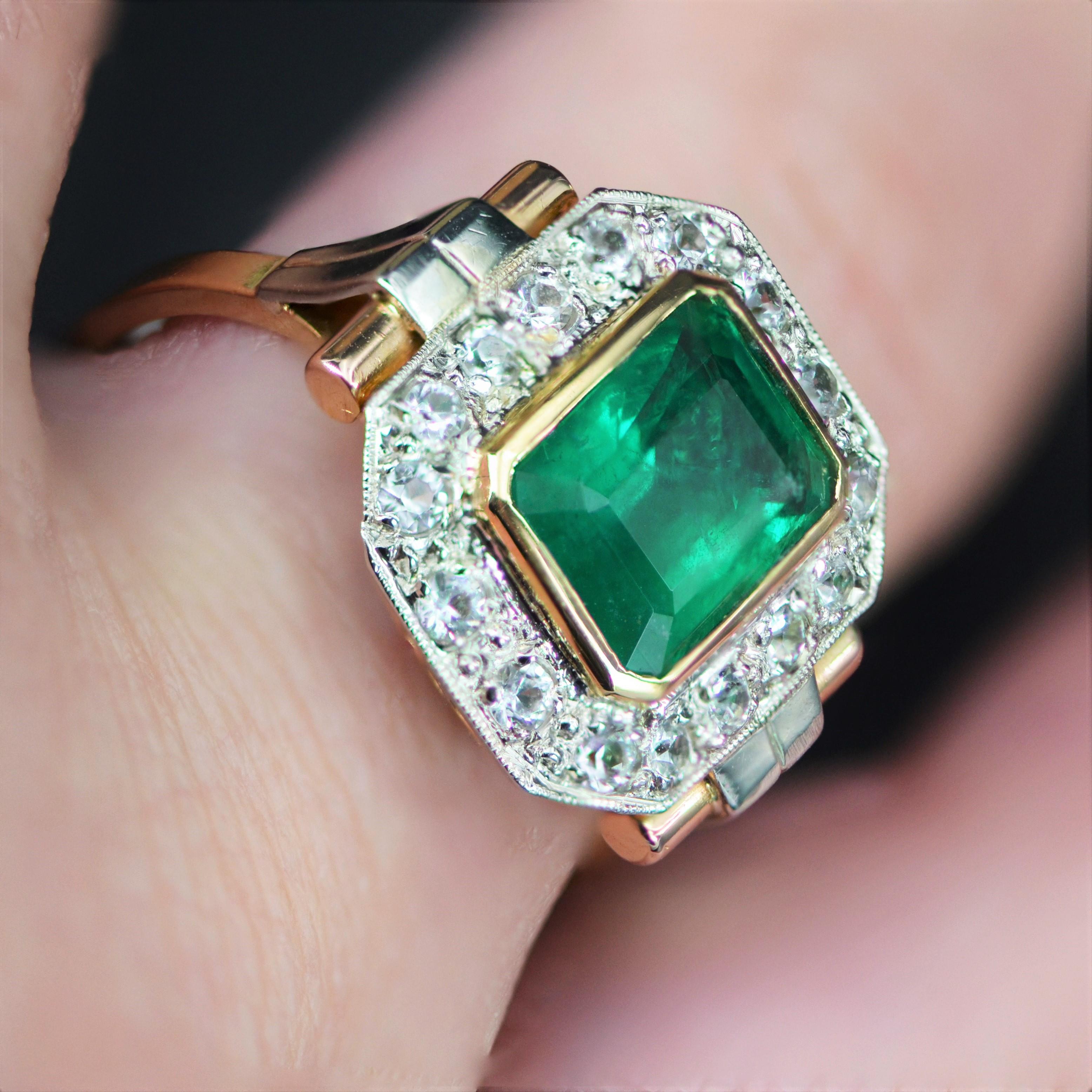 French 1930s Emerald Diamonds 18 Karat Yellow Gold Art Deco Ring 6