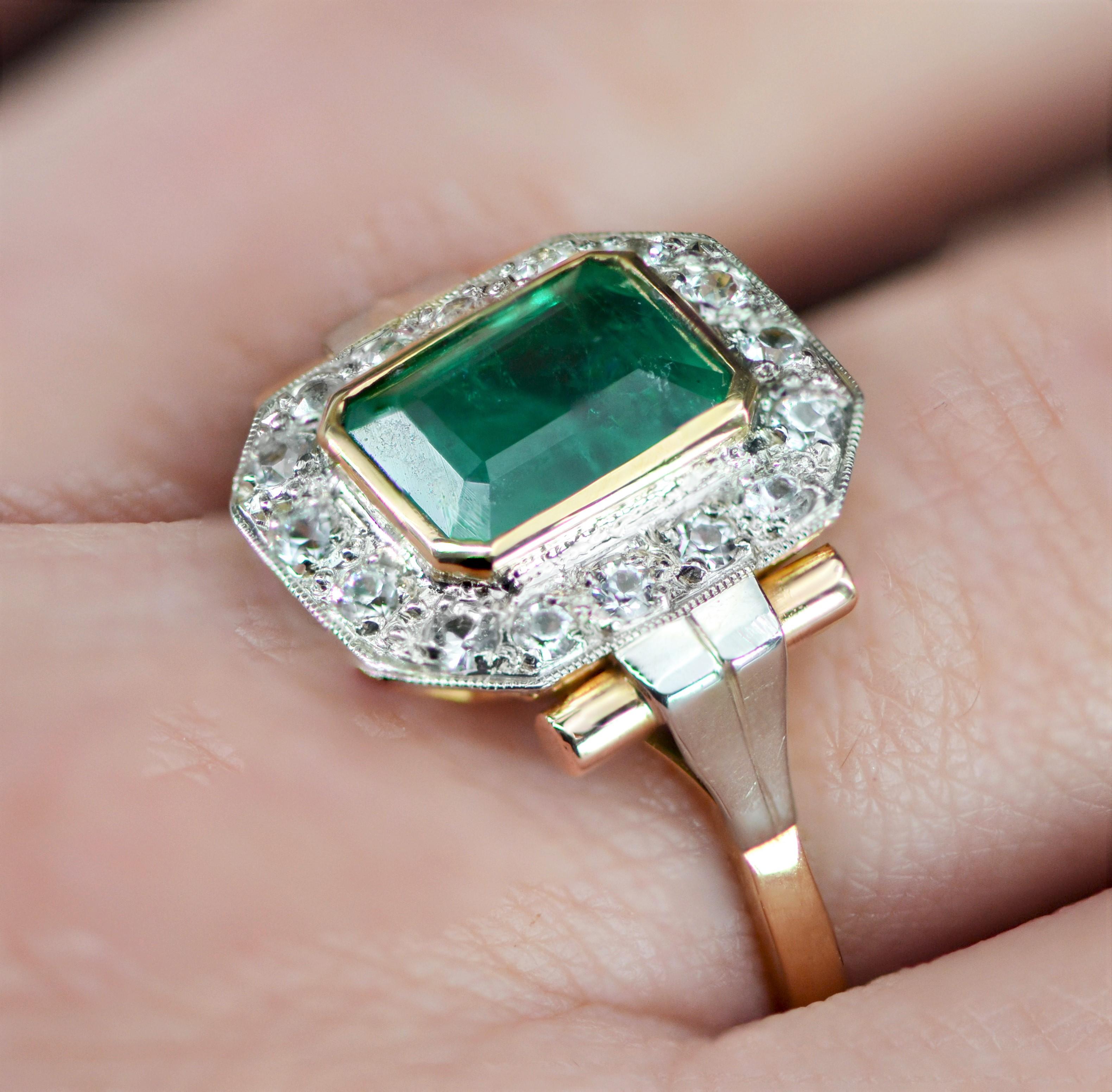 French 1930s Emerald Diamonds 18 Karat Yellow Gold Art Deco Ring 8