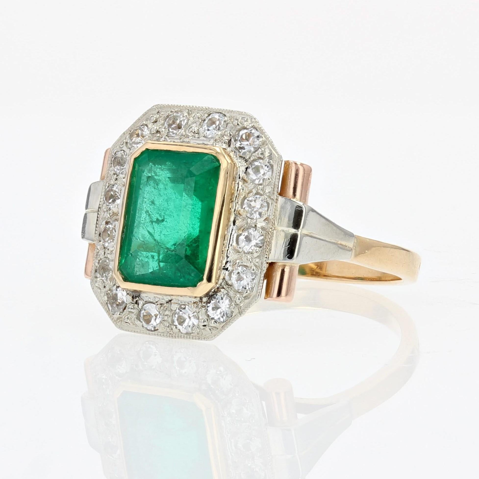 French 1930s Emerald Diamonds 18 Karat Yellow Gold Art Deco Ring 2