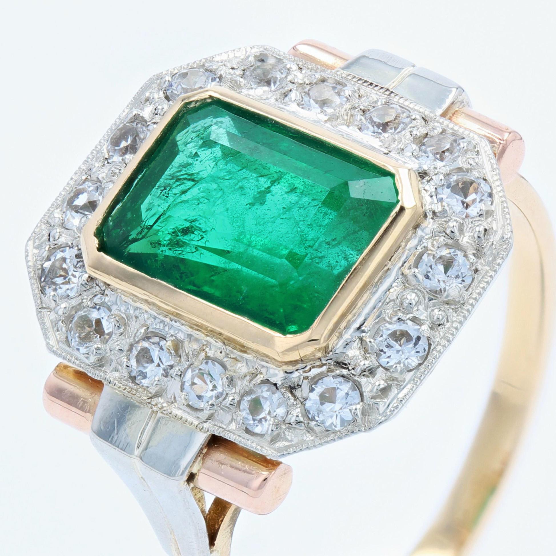 French 1930s Emerald Diamonds 18 Karat Yellow Gold Art Deco Ring 3