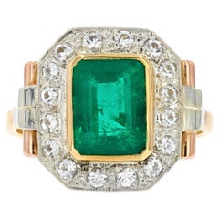 French 1930s Emerald Diamonds 18 Karat Yellow Gold Art Deco Ring