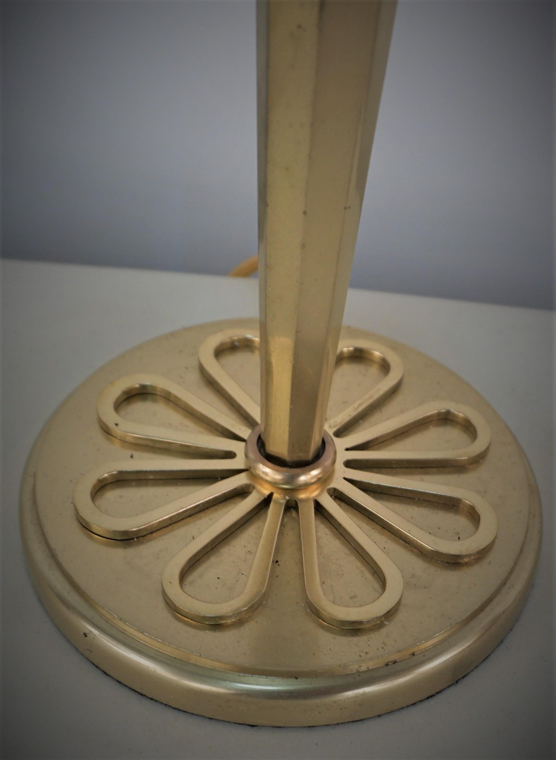 Französisches honigblaues Opalglas aus den 1930er Jahren mit schlichtem, aber elegantem Bronzesockel, Art-déco-Tischlampe von Ezan & Petitot.