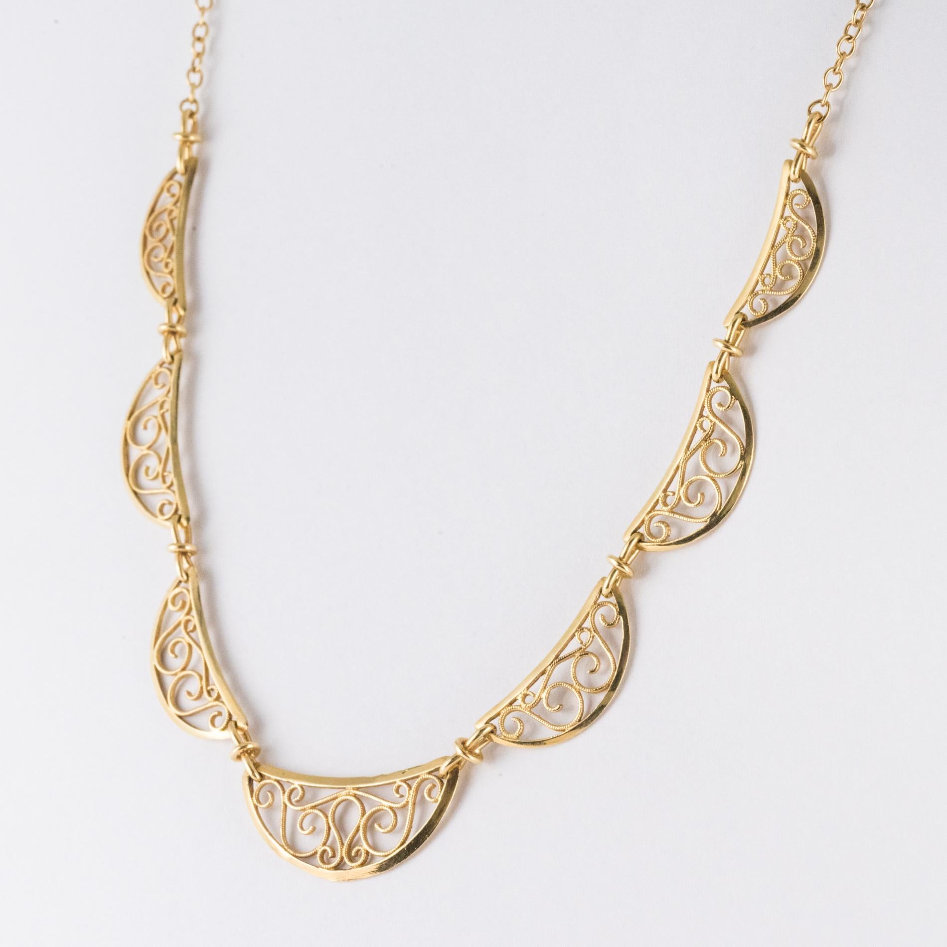 French 1930s Filigree 18 Karat Yellow Gold Drapery Necklace In Good Condition In Poitiers, FR