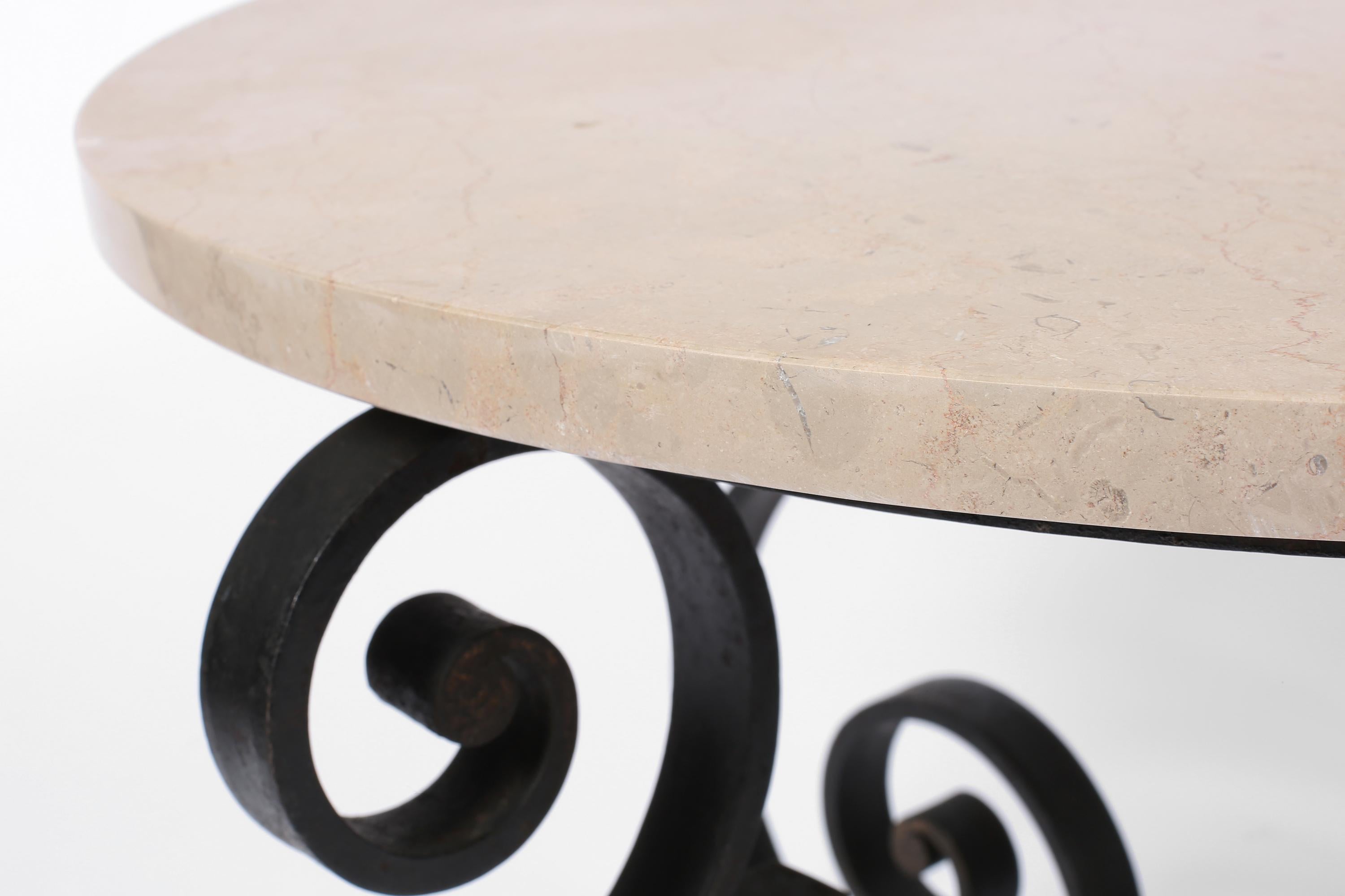 Forgé Table basse française des années 1930 en fer forgé et marbre à la manière de Poillerat en vente