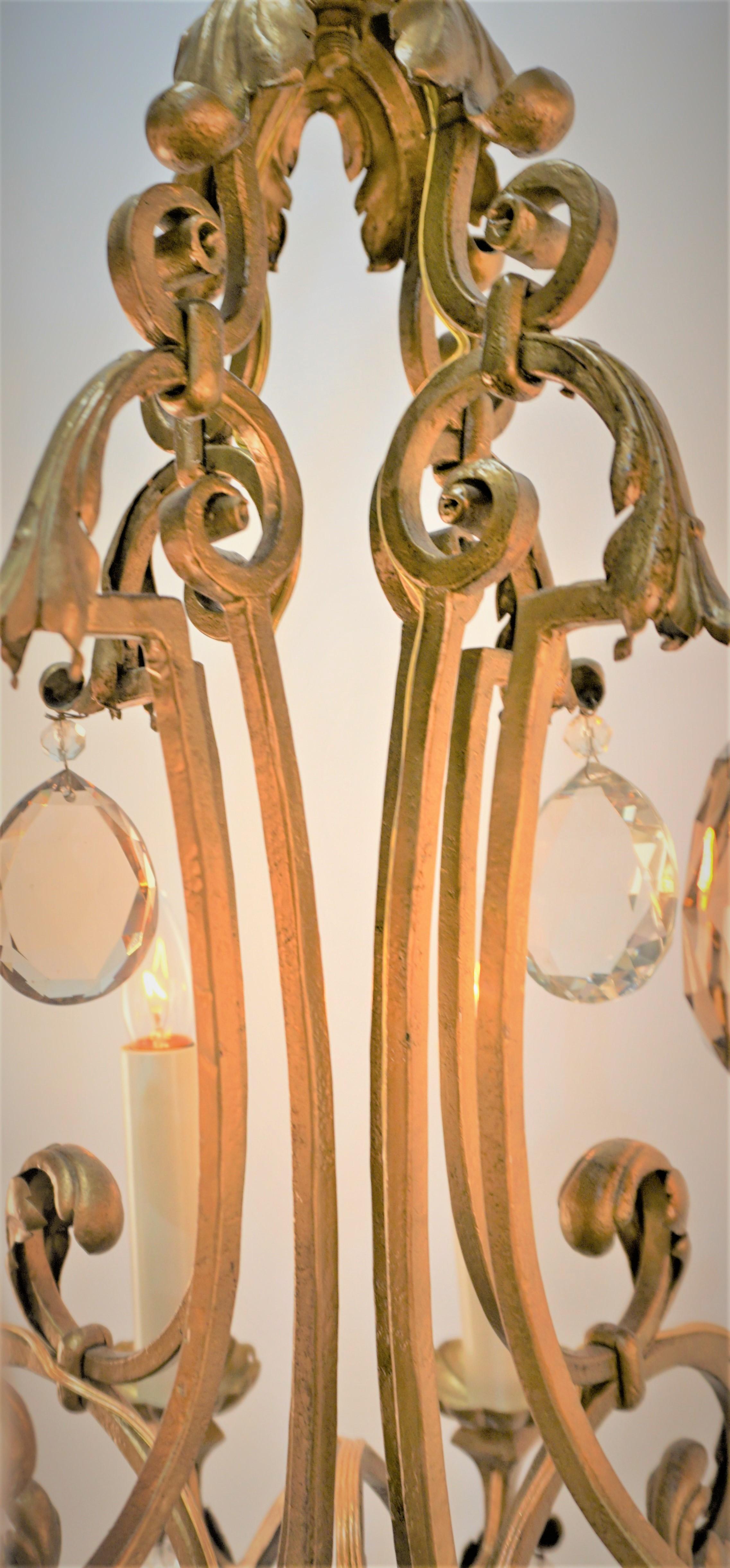 Lustre en fer doré et cristal des années 30 en vente 1