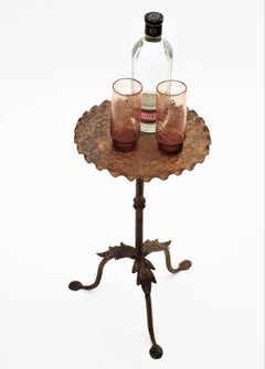 French 1930s Hand-Hammered Gilt Iron Gueridon End Table with Wavy Edged Top