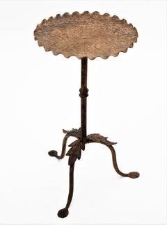 French 1930s Hand-Hammered Gilt Iron Gueridon End Table with Wavy Edged Top 