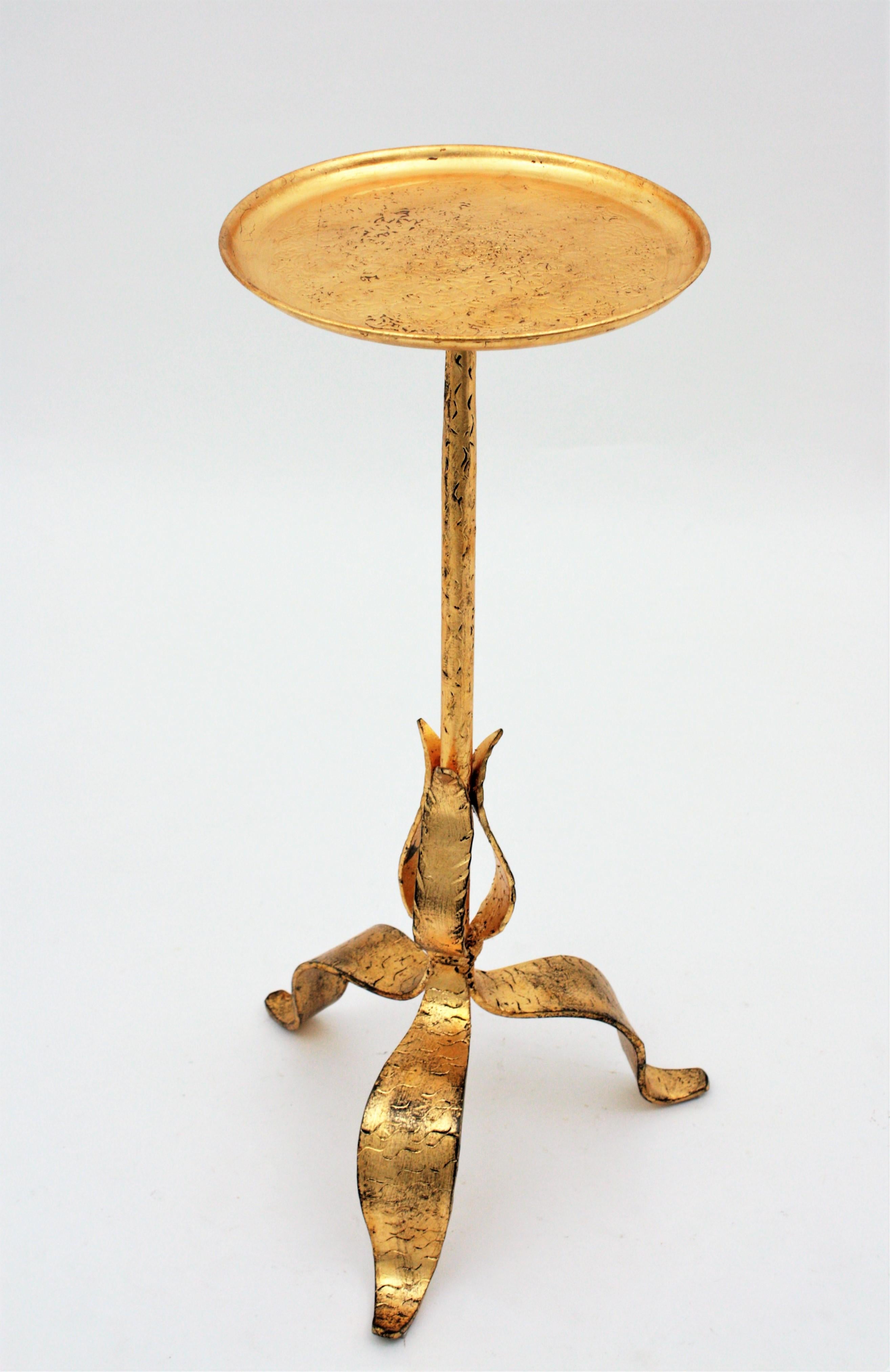 French 1930s Hand-Hammered Gilt Iron Gueridon Table or Stand with Leafed Base 5