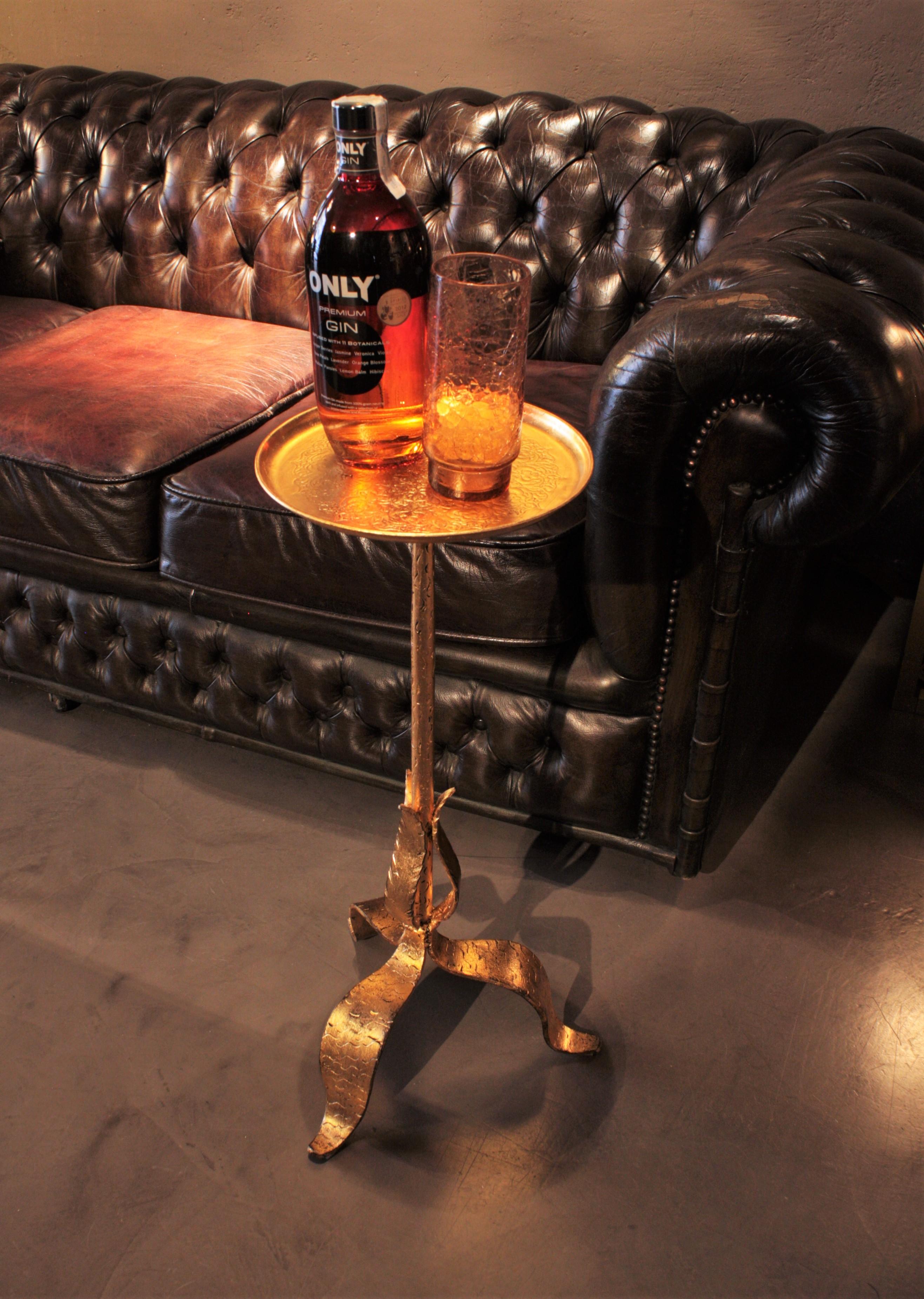 French 1930s Hand-Hammered Gilt Iron Gueridon Table or Stand with Leafed Base In Good Condition In Barcelona, ES