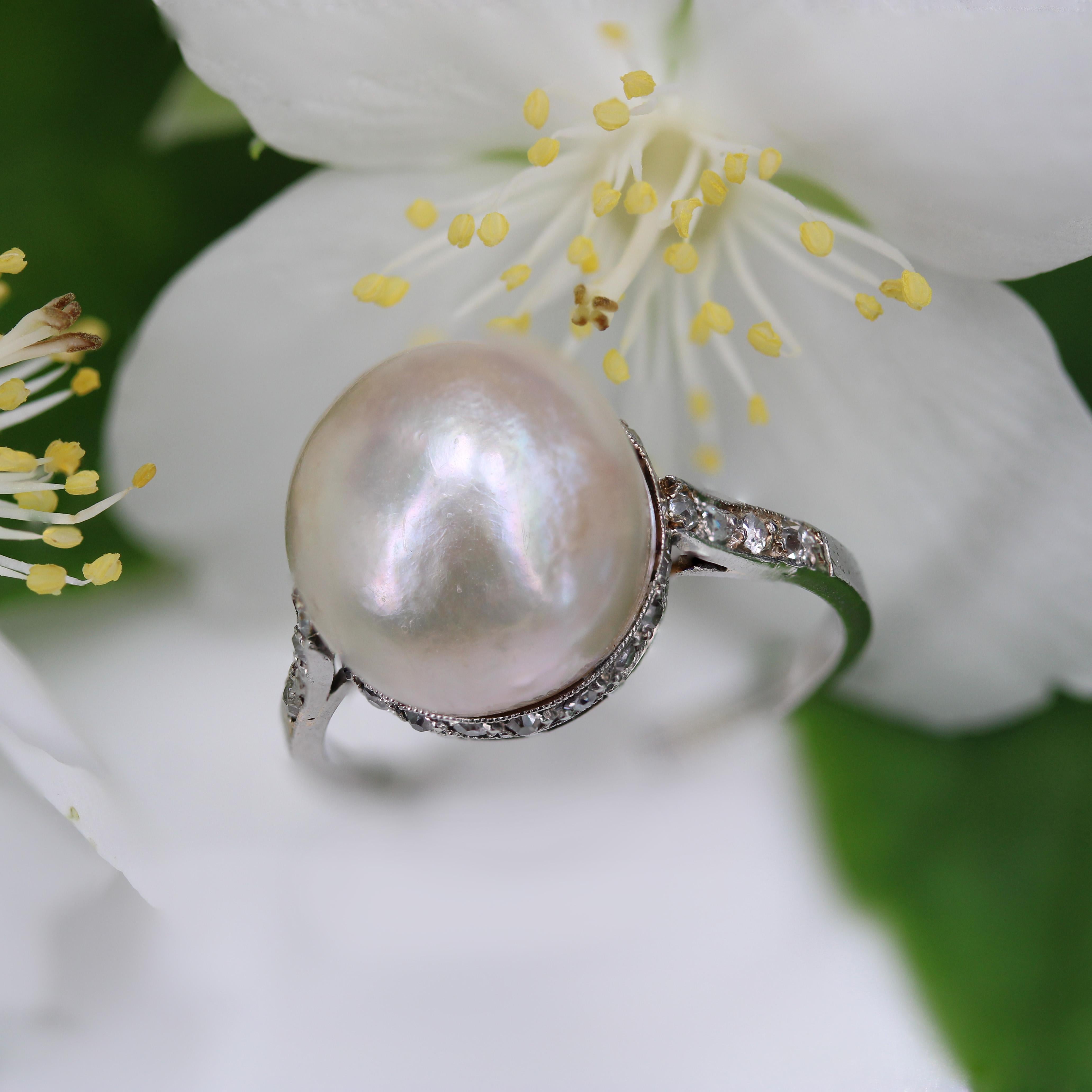 Anello Art Deco francese degli anni '30 con perle Mabe e diamanti in platino in vendita 4