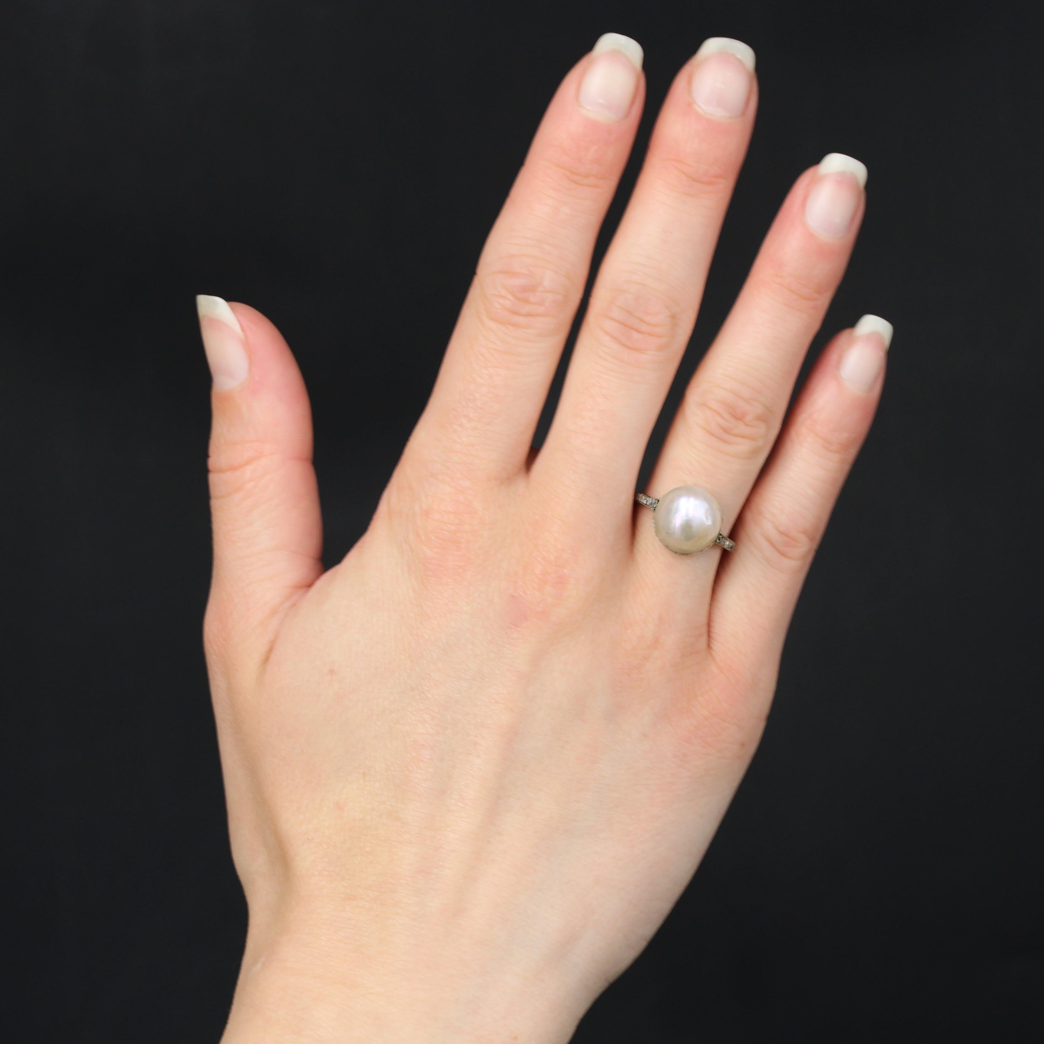 Anello in platino, marchio di garanzia Testa di cane.
Questo elegante anello antico presenta una grande perla Mabé iridescente e bianco perla, custodita in un'incastonatura rotonda traforata e con diamanti dal taglio antico. Ai lati della testa,