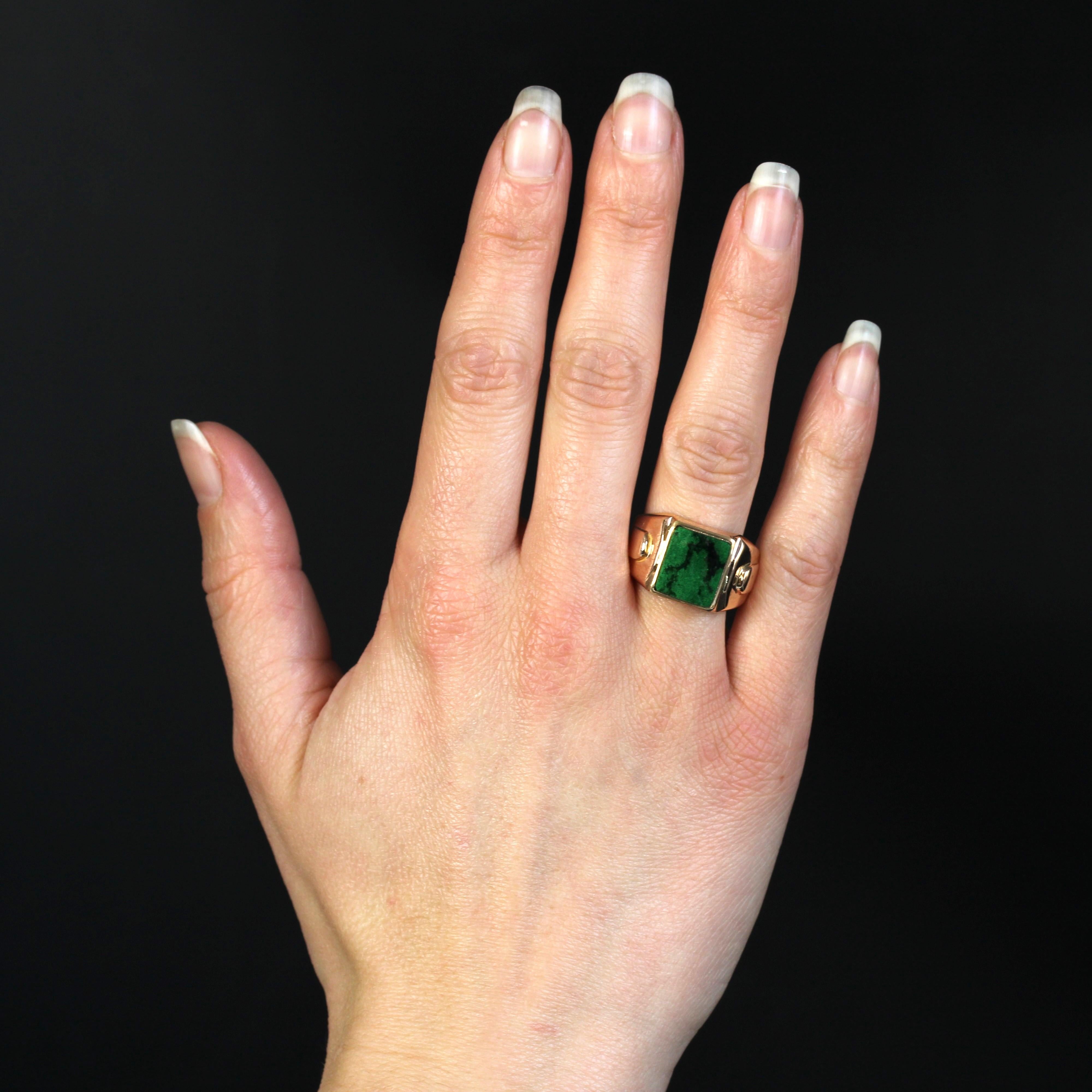 Ring in 18 karat yellow gold, eagle head hallmark.
This magnificent signet ring is set in a wide, drop-shaped setting with a geometrically set Maw Sit Sit jade on top. On either side, the ring is adorned with an arabesque motif.
Height : 13 mm