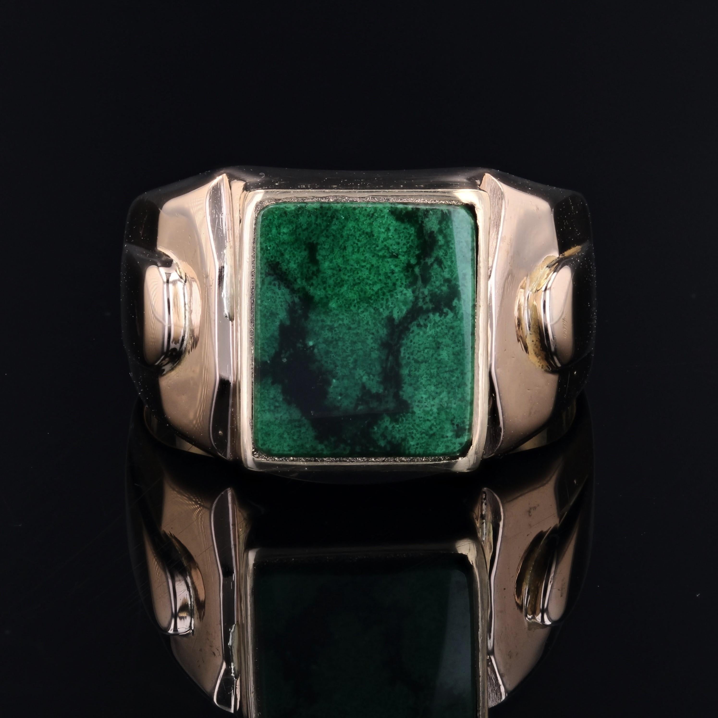 French 1930s Maw Sit Sit Jade 18 Karat Yellow Gold Signet Ring In Good Condition For Sale In Poitiers, FR