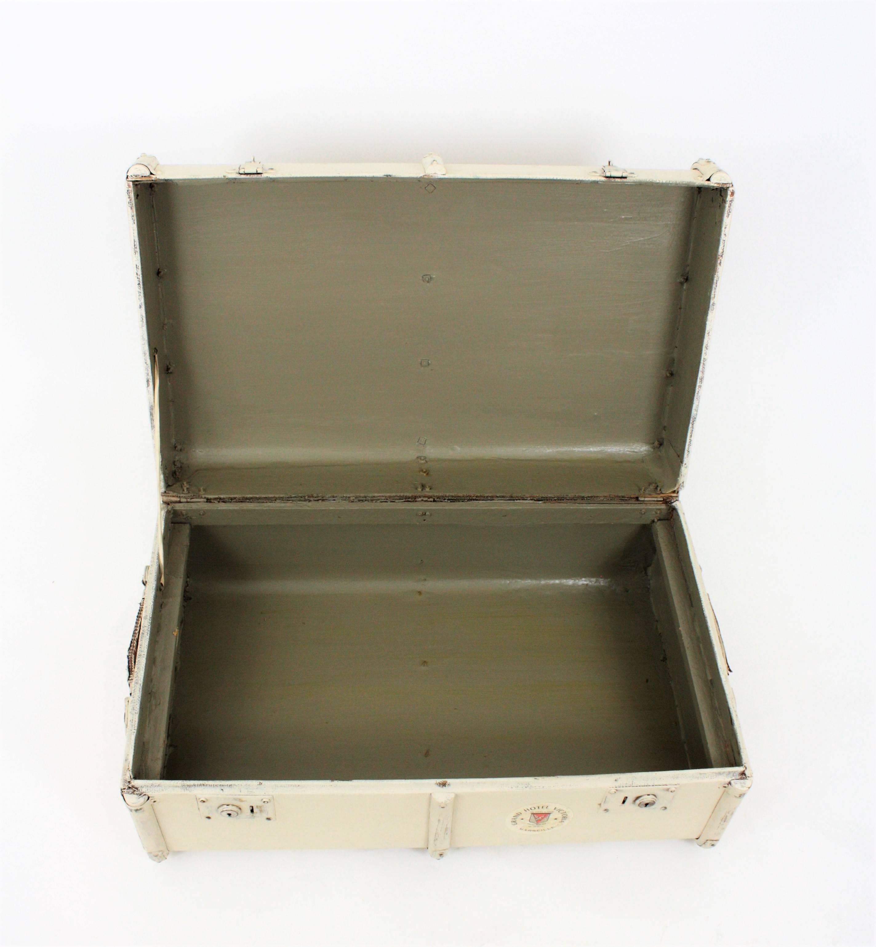 French Mediterranean Canvas and Wood Travel Trunk, 1930s For Sale 5