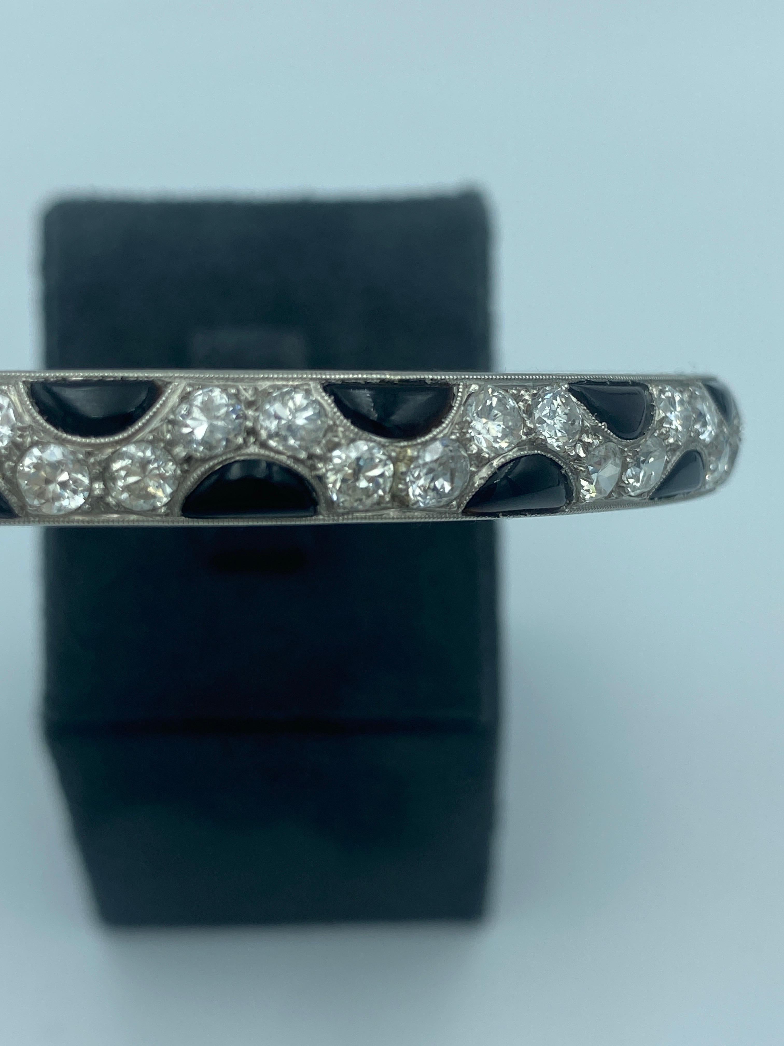 French 1930s onyx and diamond platinum bangle In Excellent Condition For Sale In London, GB