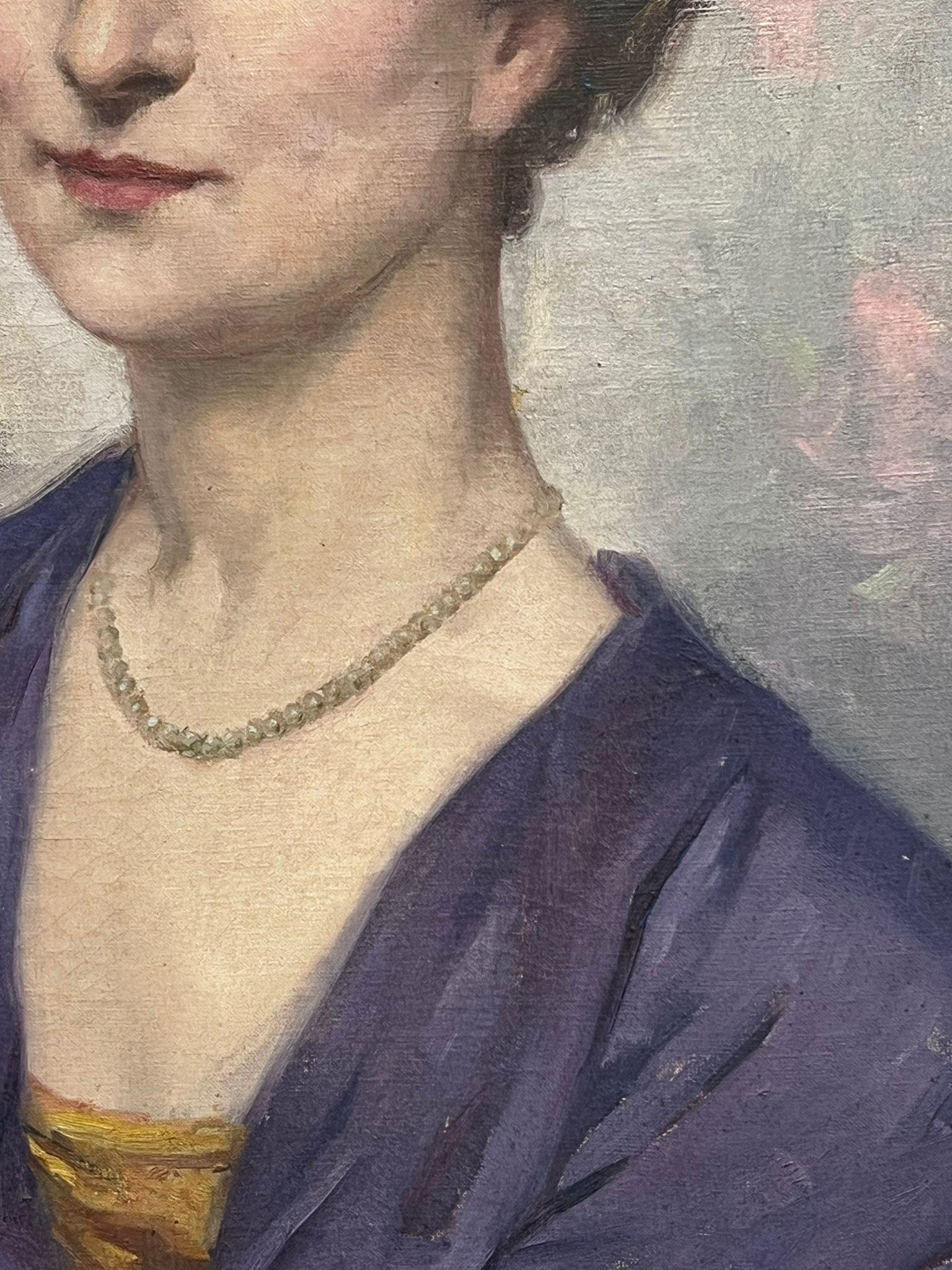 Schöne 1930's Französisch signiert Öl Porträt Dame lila Kleid blau & rosa zurück – Painting von French 1930's