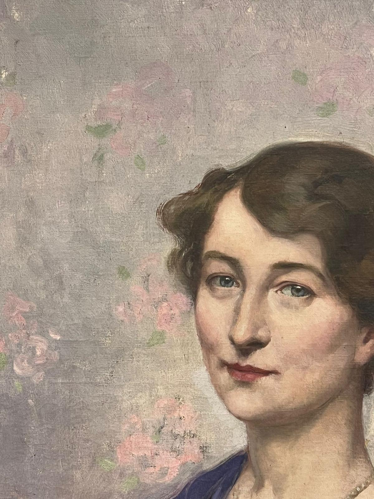 Schöne 1930's Französisch signiert Öl Porträt Dame lila Kleid blau & rosa zurück (Impressionismus), Painting, von French 1930's
