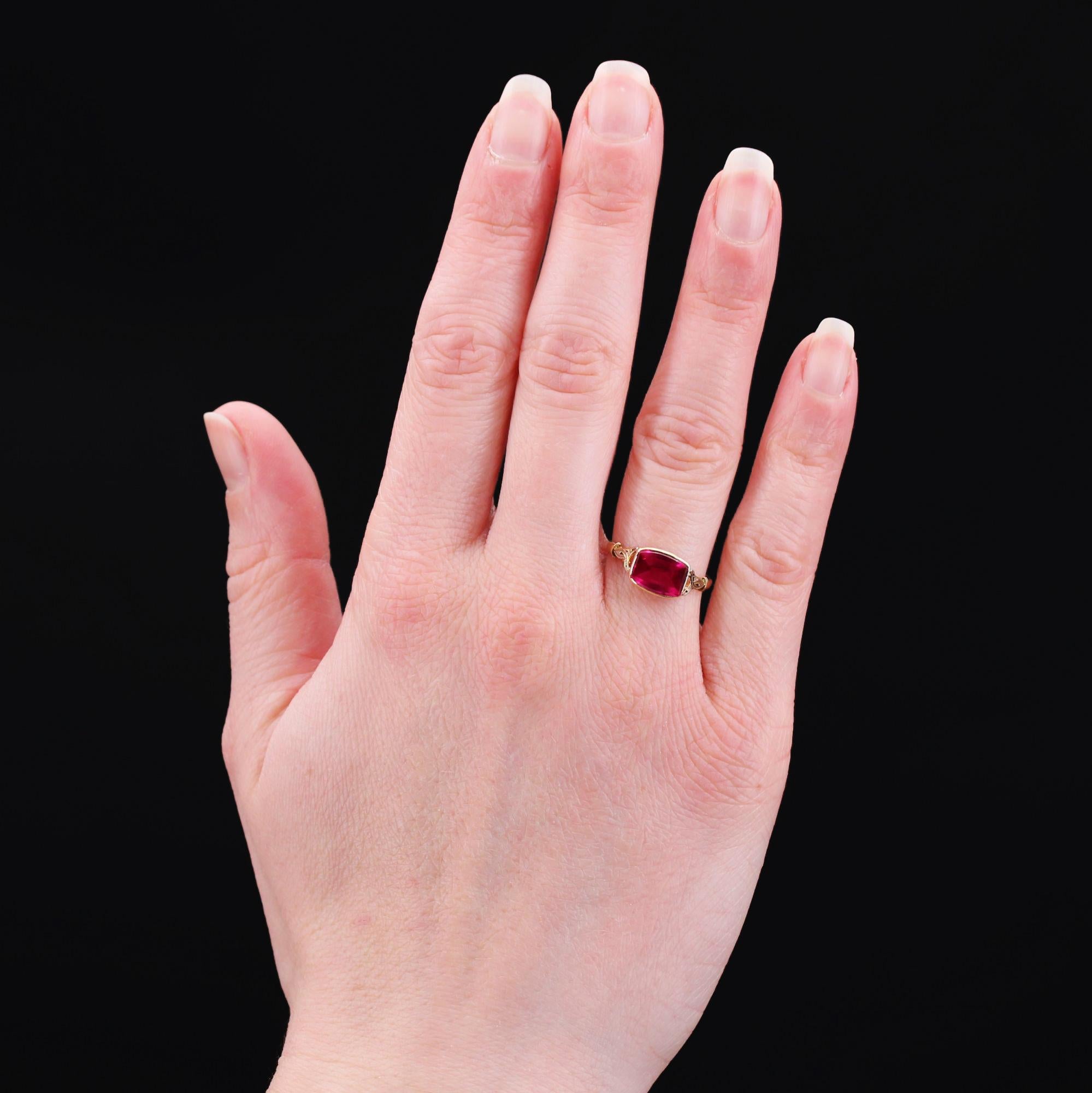 Bague en or jaune 18 carats, poinçon tête d'aigle.
Cette fine bague ancienne est composée d'un rubis de synthèse de forme tonneau, serti clos et décoré sur les deux faces d'arabesques ajourées et finement gravées.
Hauteur : 7,3 mm environ, largeur :