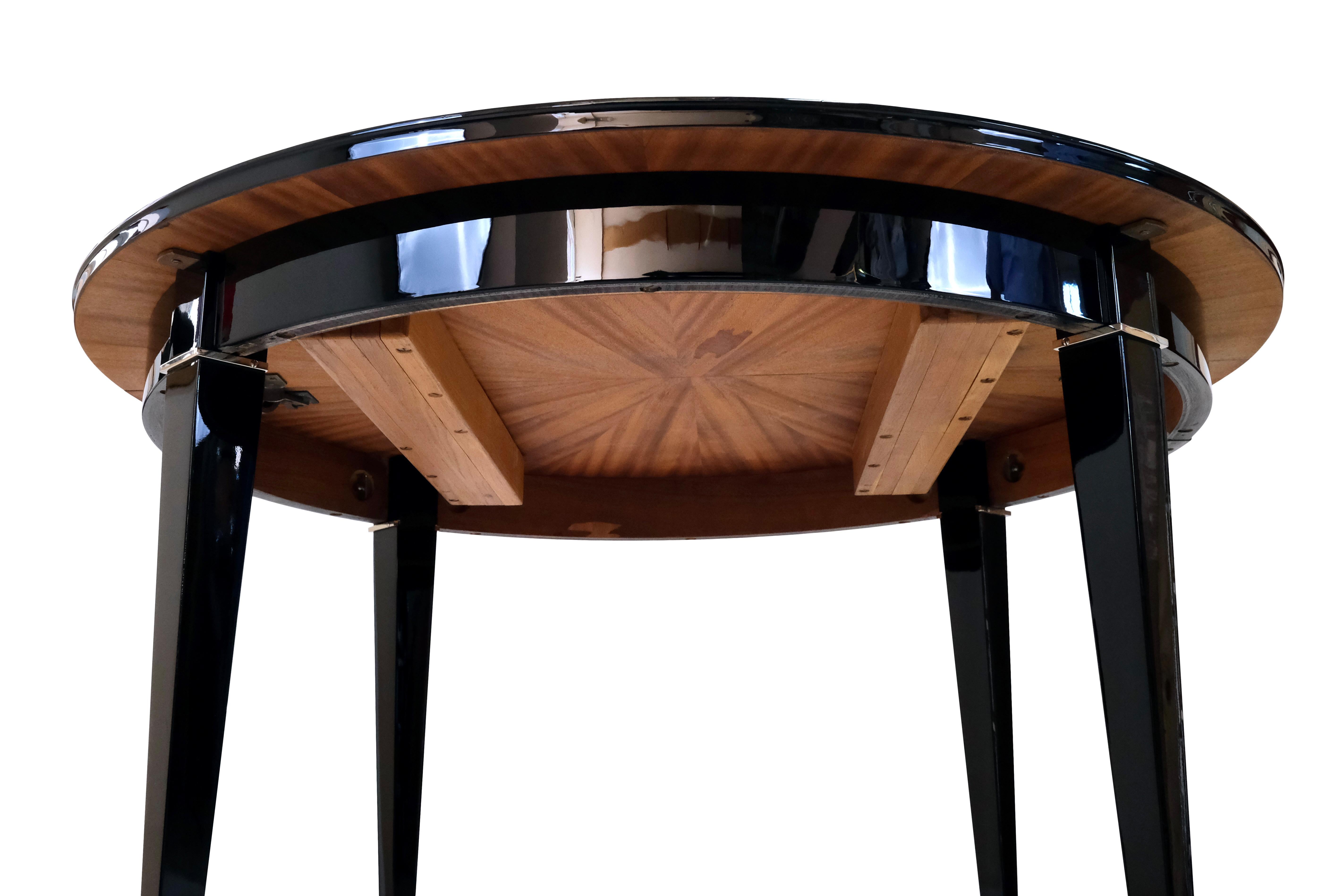 French 1930s Round Art Deco Dining or Center Table in Black Lacquer In Good Condition In Ulm, DE