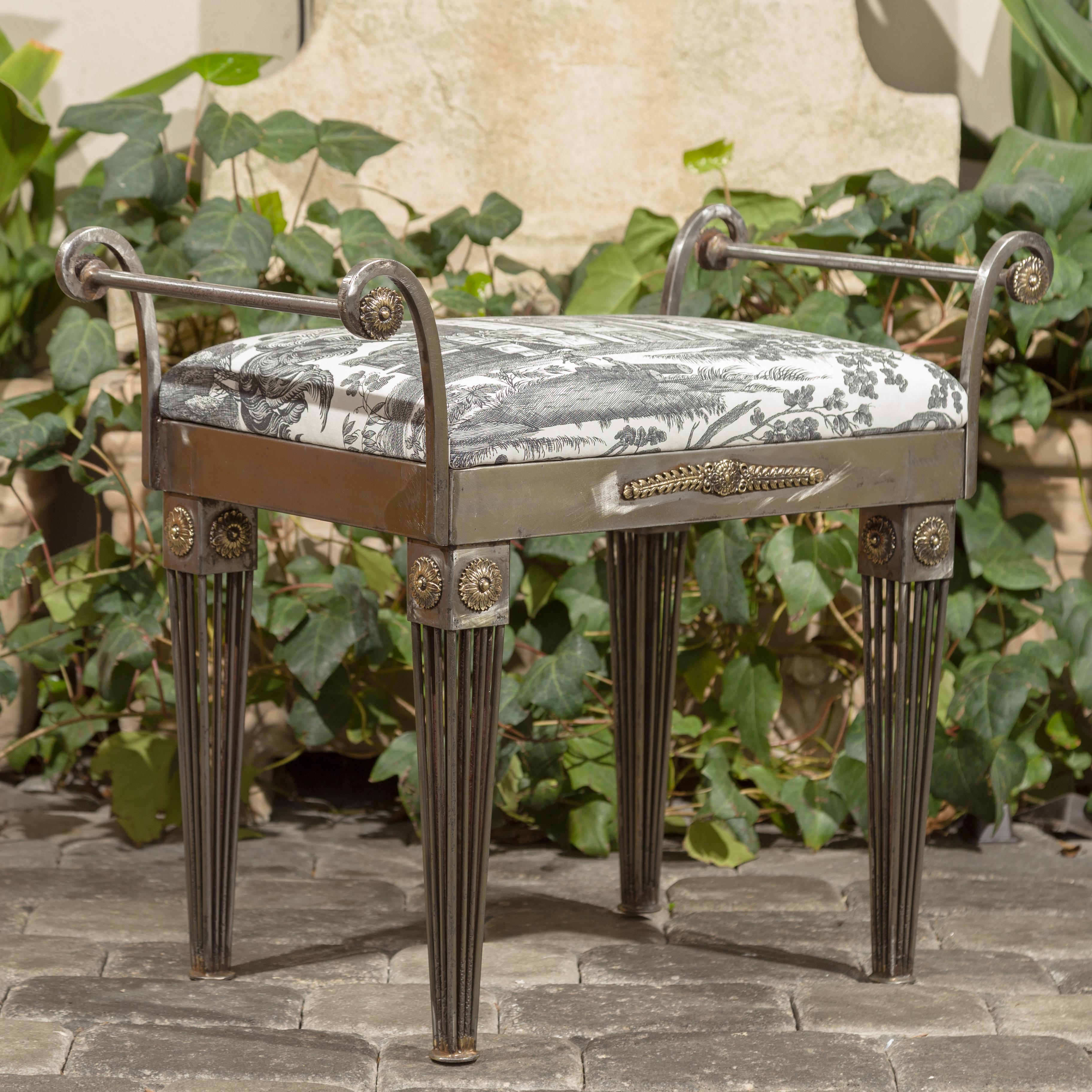 A French steel bench from the mid-20th century, with out-scrolling arms, tapered legs and classical-themed toile upholstery. Born in France during the second quarter of the 20th century, this steel bench features a rectangular seat covered with a