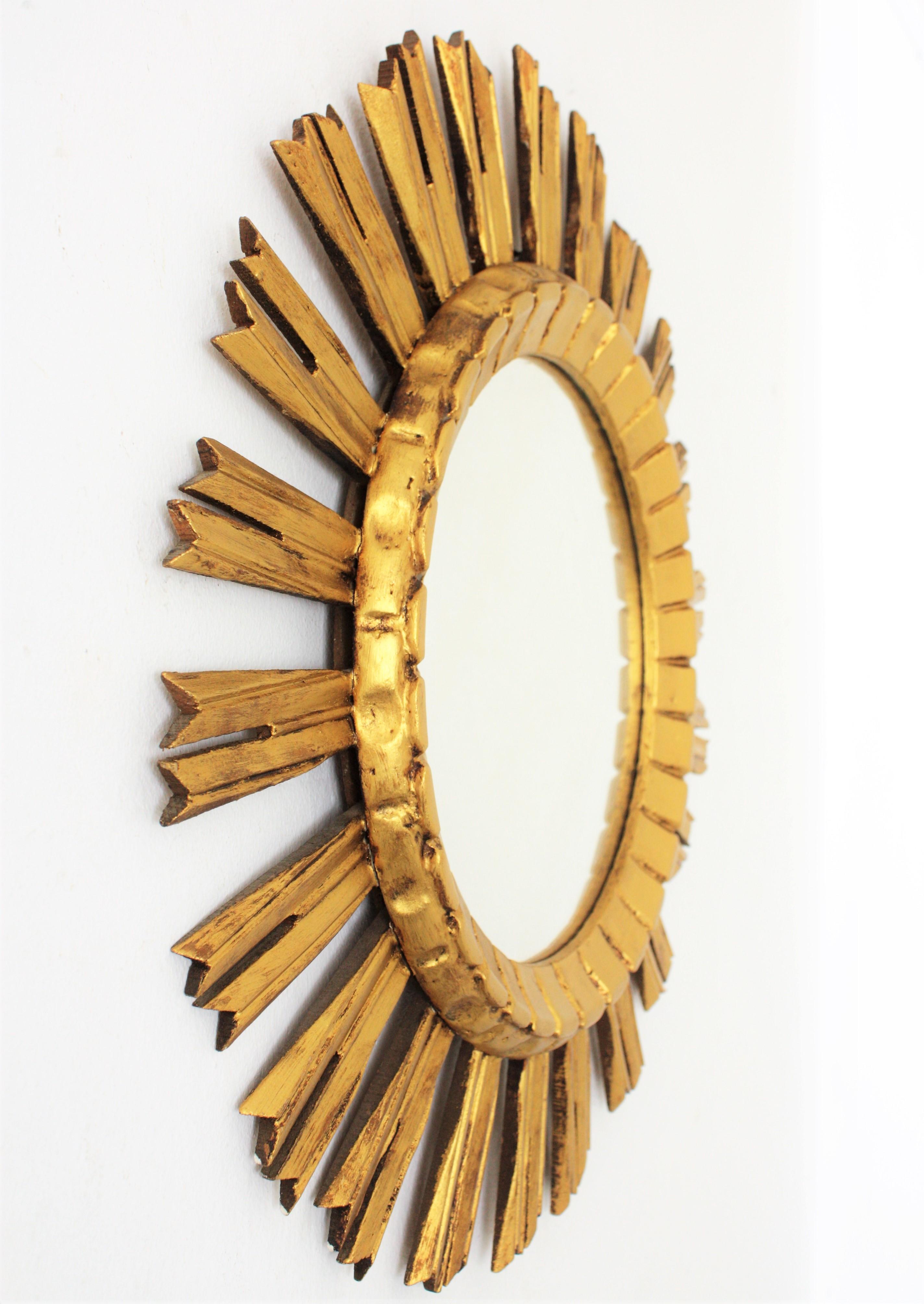 French Sunburst Mirror in Giltwood, 1930s In Good Condition For Sale In Barcelona, ES