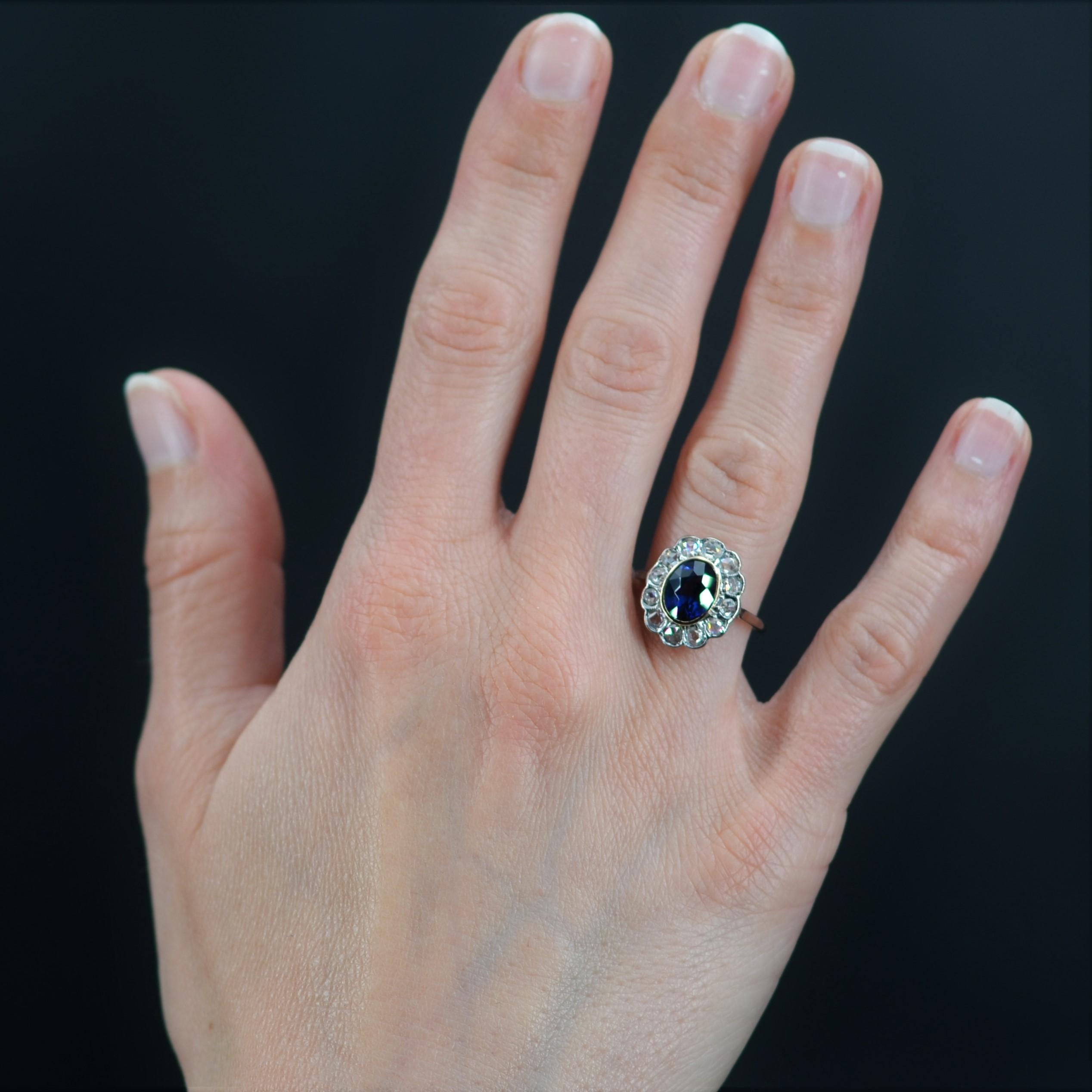 Ring in 18 karat white gold, eagle head hallmark, and platinum, dog head hallmark.
Delightful antique daisy ring, it is closed set in the center of a verneuil sapphire in a surrounding of rose- cut diamonds.
Total weight of diamonds : 0.30 carat