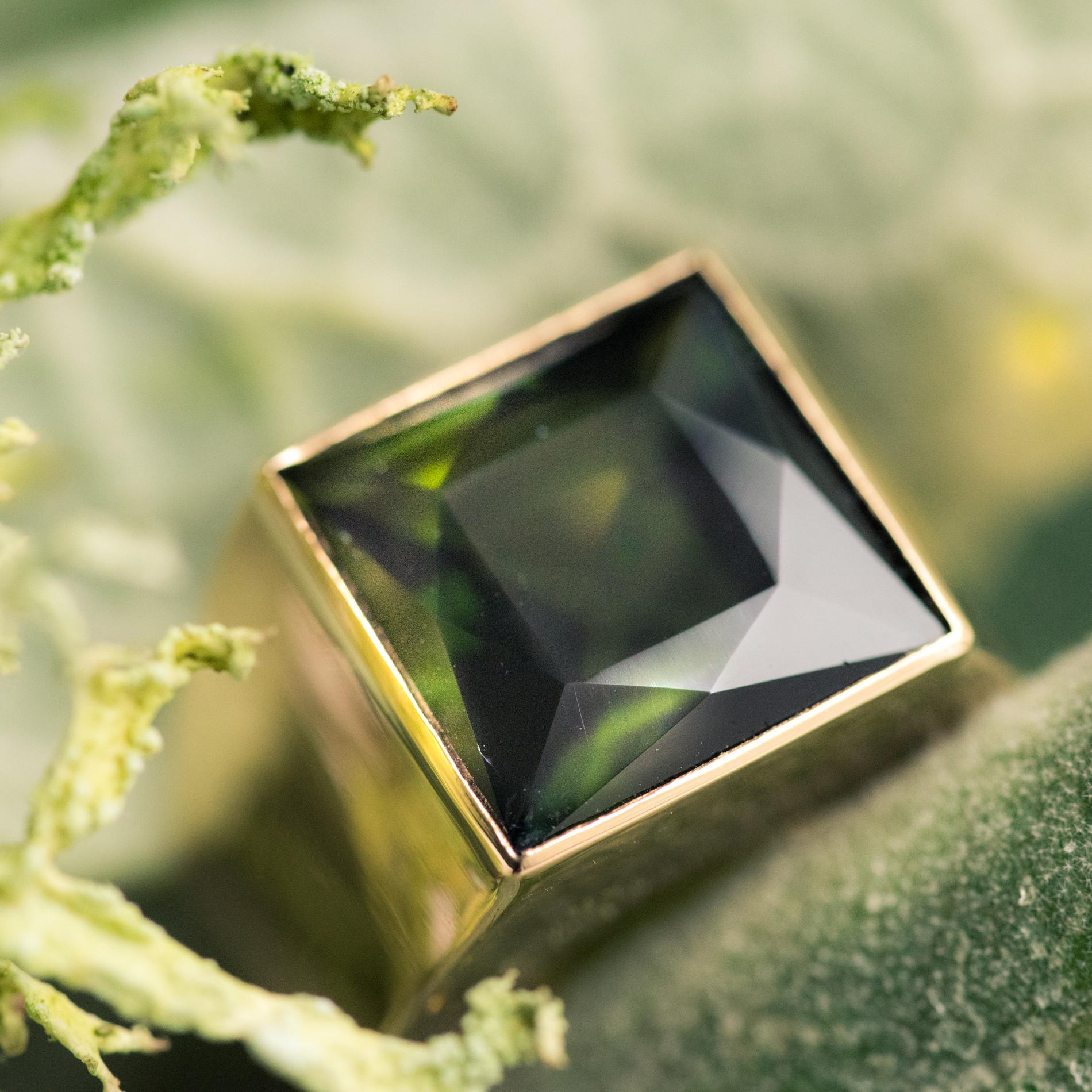 Retro French 1935s 7.50 Carat Tourmaline 18 Karat Yellow Gold Signet Ring For Sale