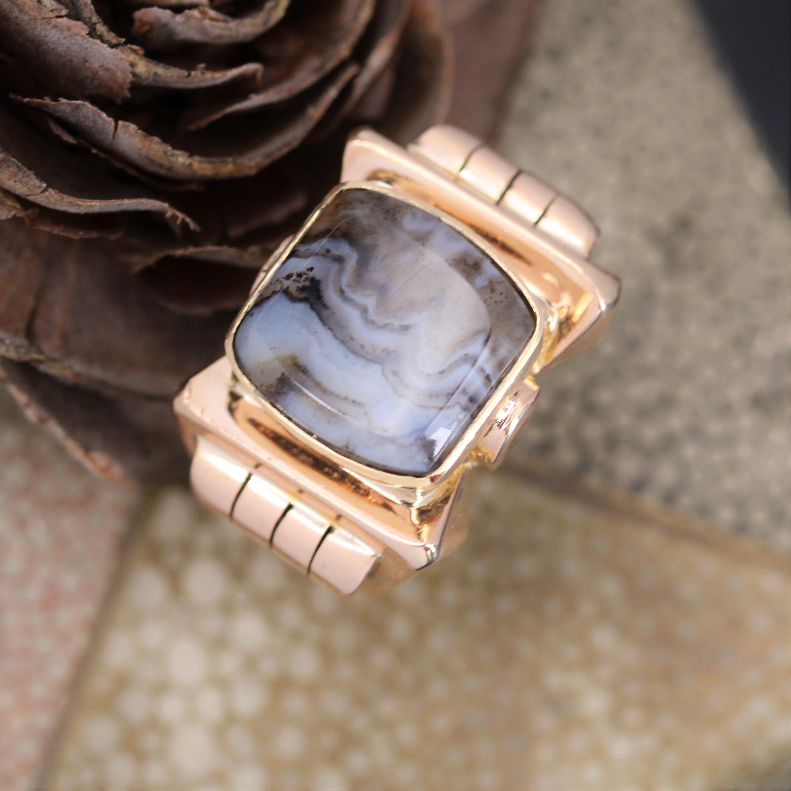 French 1935s Zoned Agate 18 Karat Yellow Gold Signet Ring For Sale 3