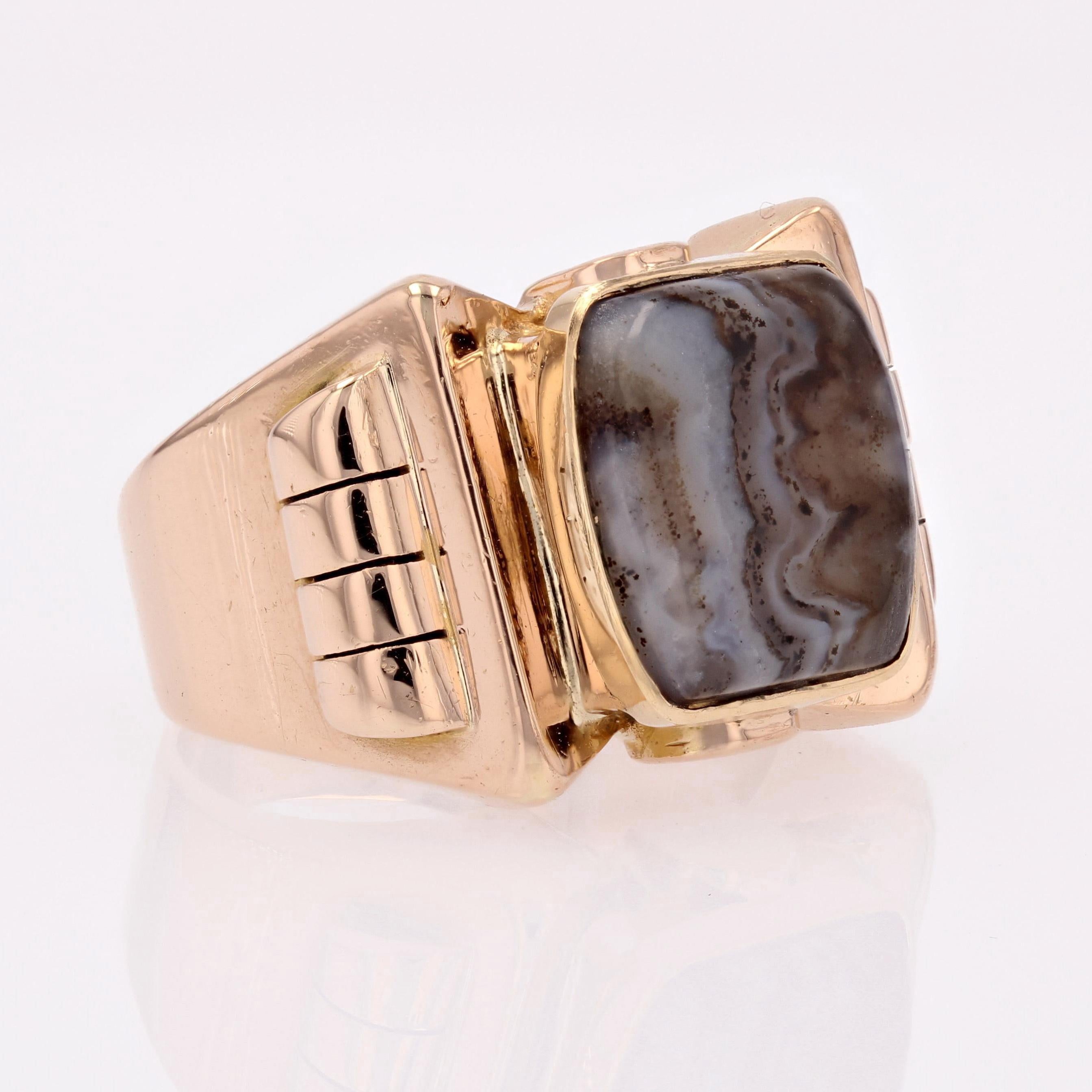 French 1935s Zoned Agate 18 Karat Yellow Gold Signet Ring For Sale 4