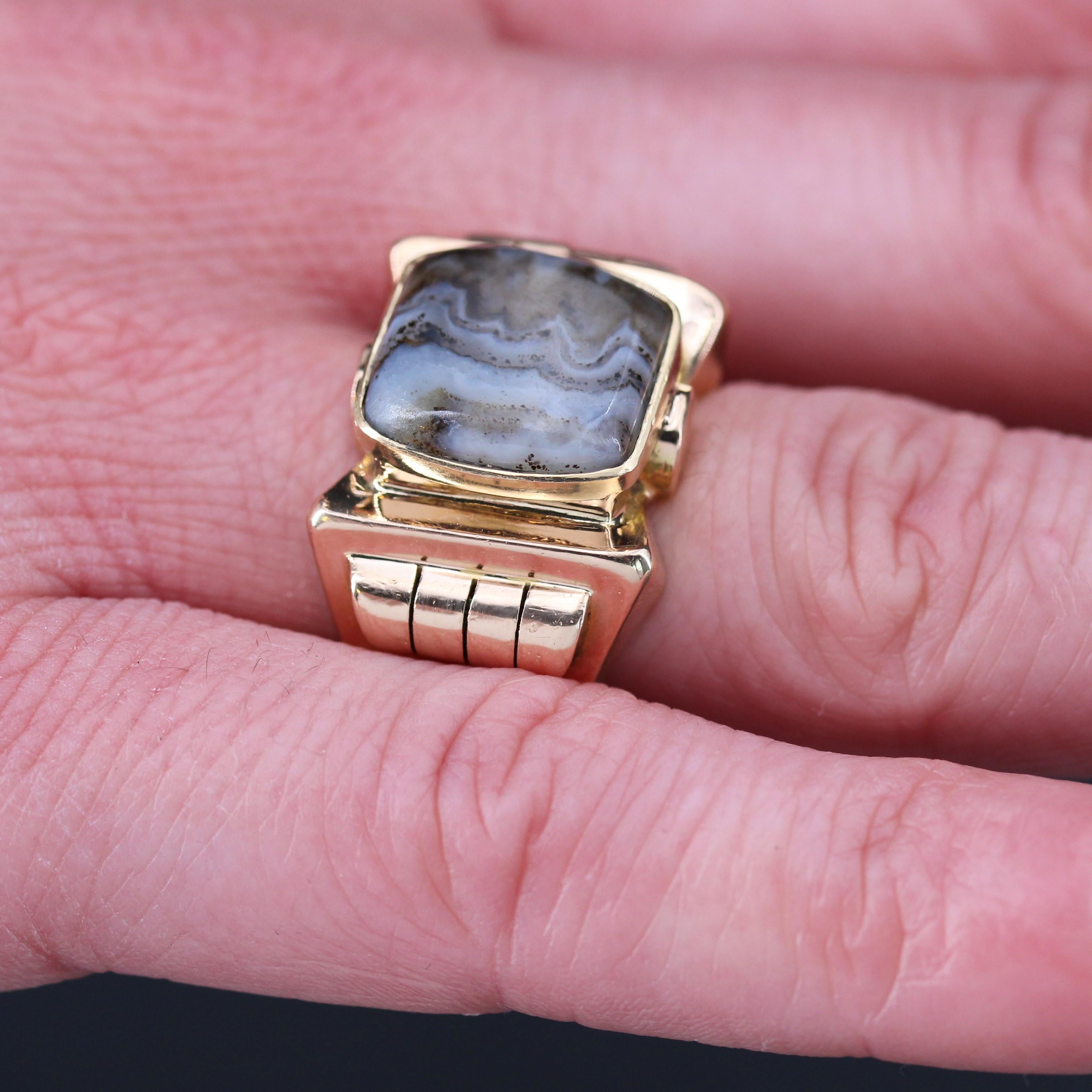 French 1935s Zoned Agate 18 Karat Yellow Gold Signet Ring For Sale 5