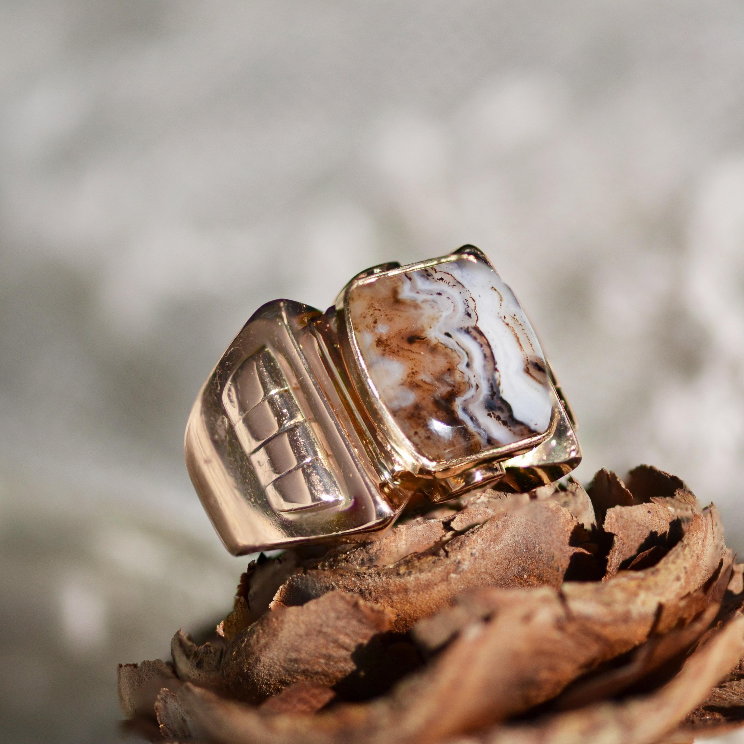French 1935s Zoned Agate 18 Karat Yellow Gold Signet Ring in vendita 7