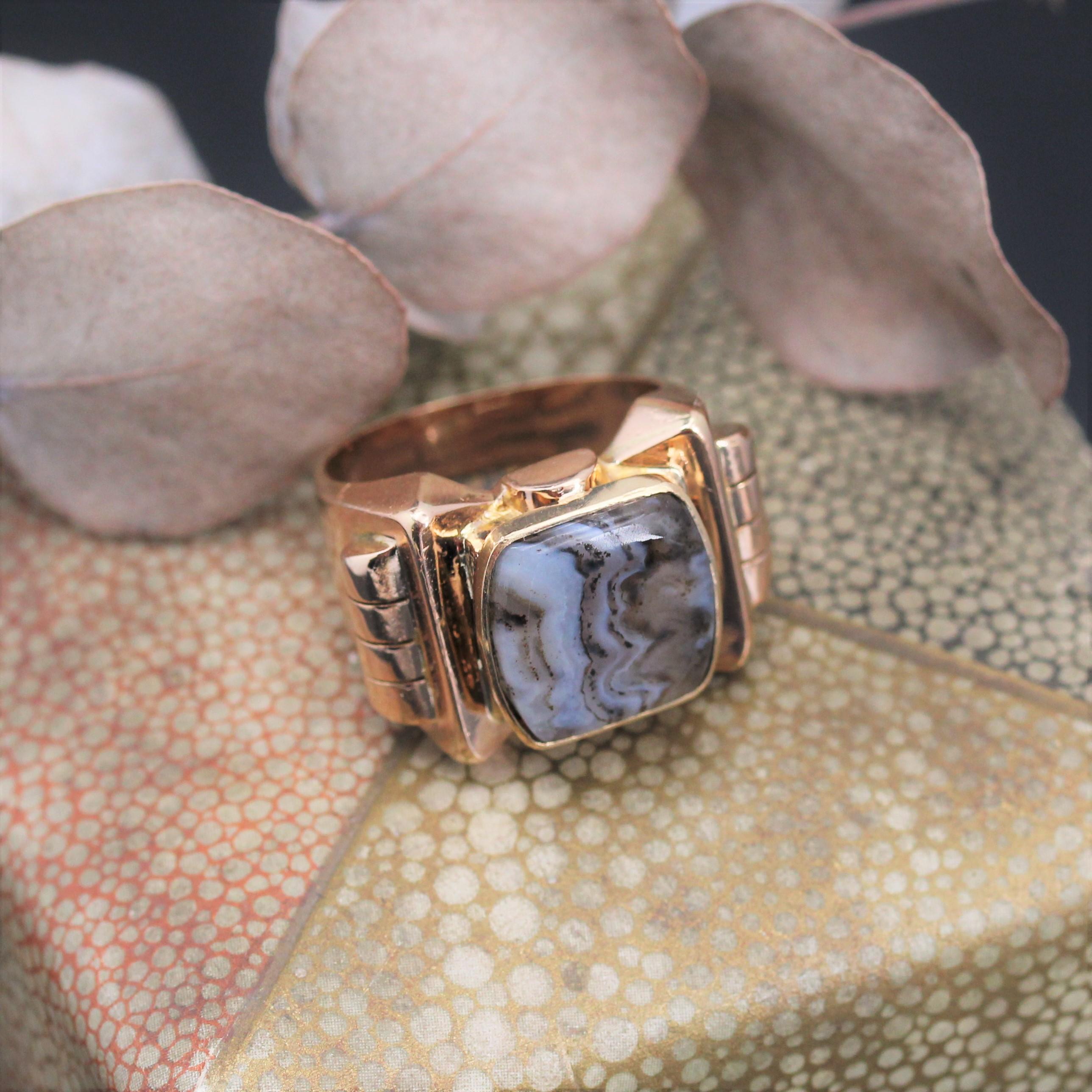 French 1935s Zoned Agate 18 Karat Yellow Gold Signet Ring For Sale 7