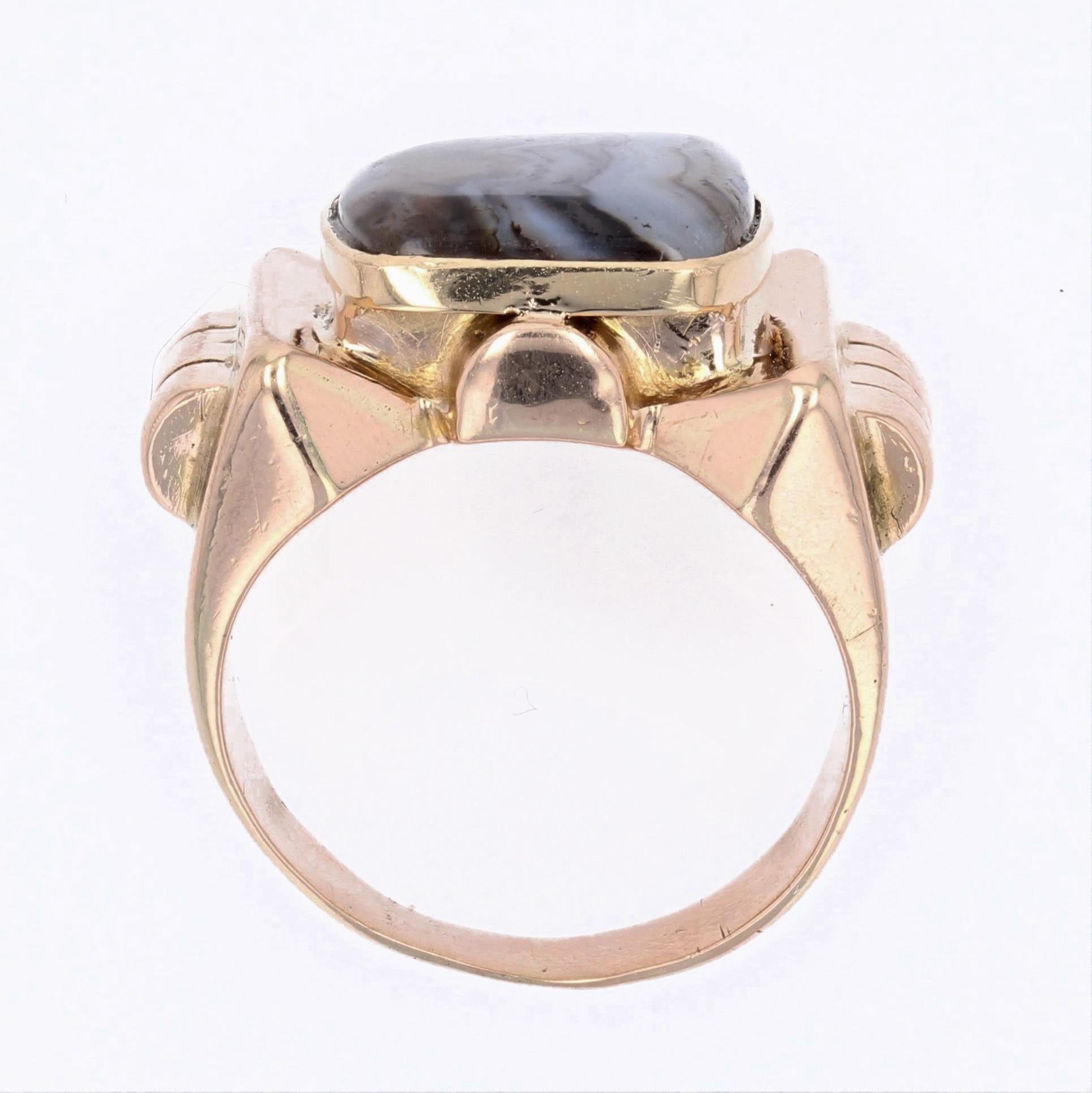 French 1935s Zoned Agate 18 Karat Yellow Gold Signet Ring For Sale 8