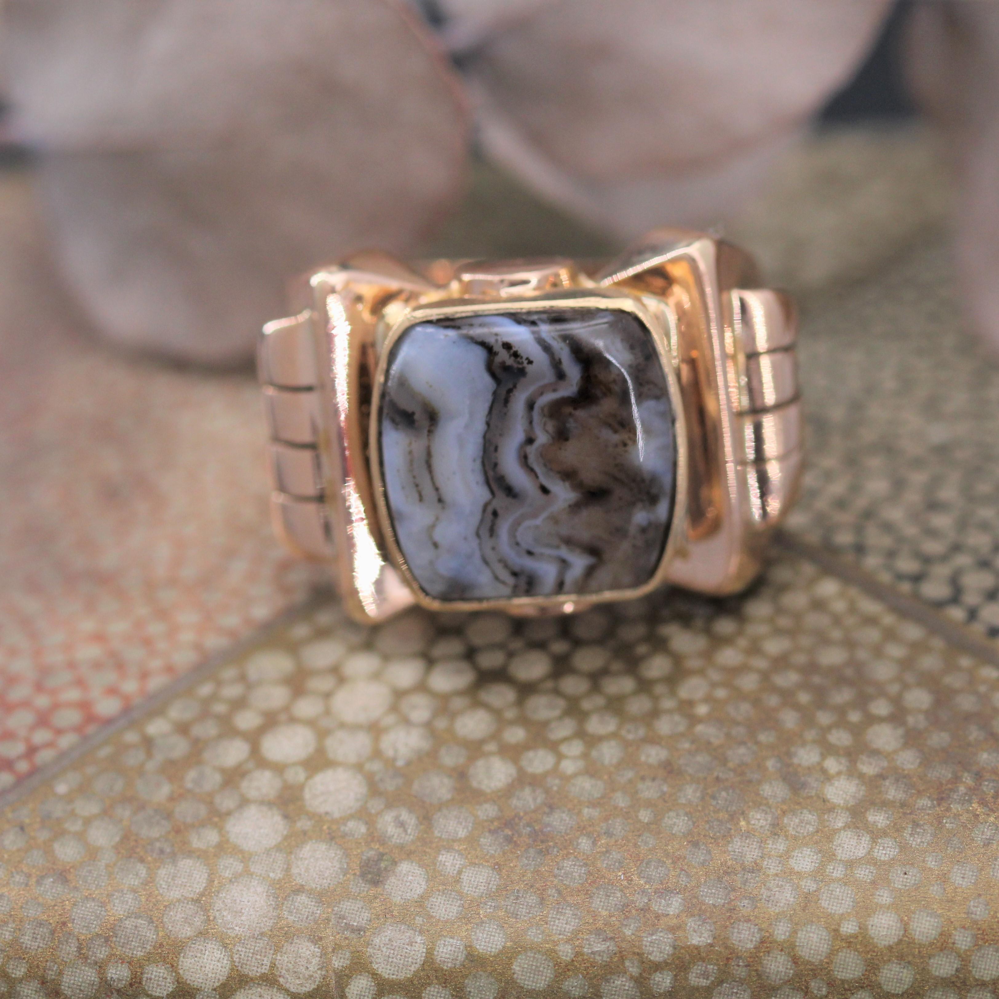 Art Déco French 1935s Zoned Agate 18 Karat Yellow Gold Signet Ring in vendita