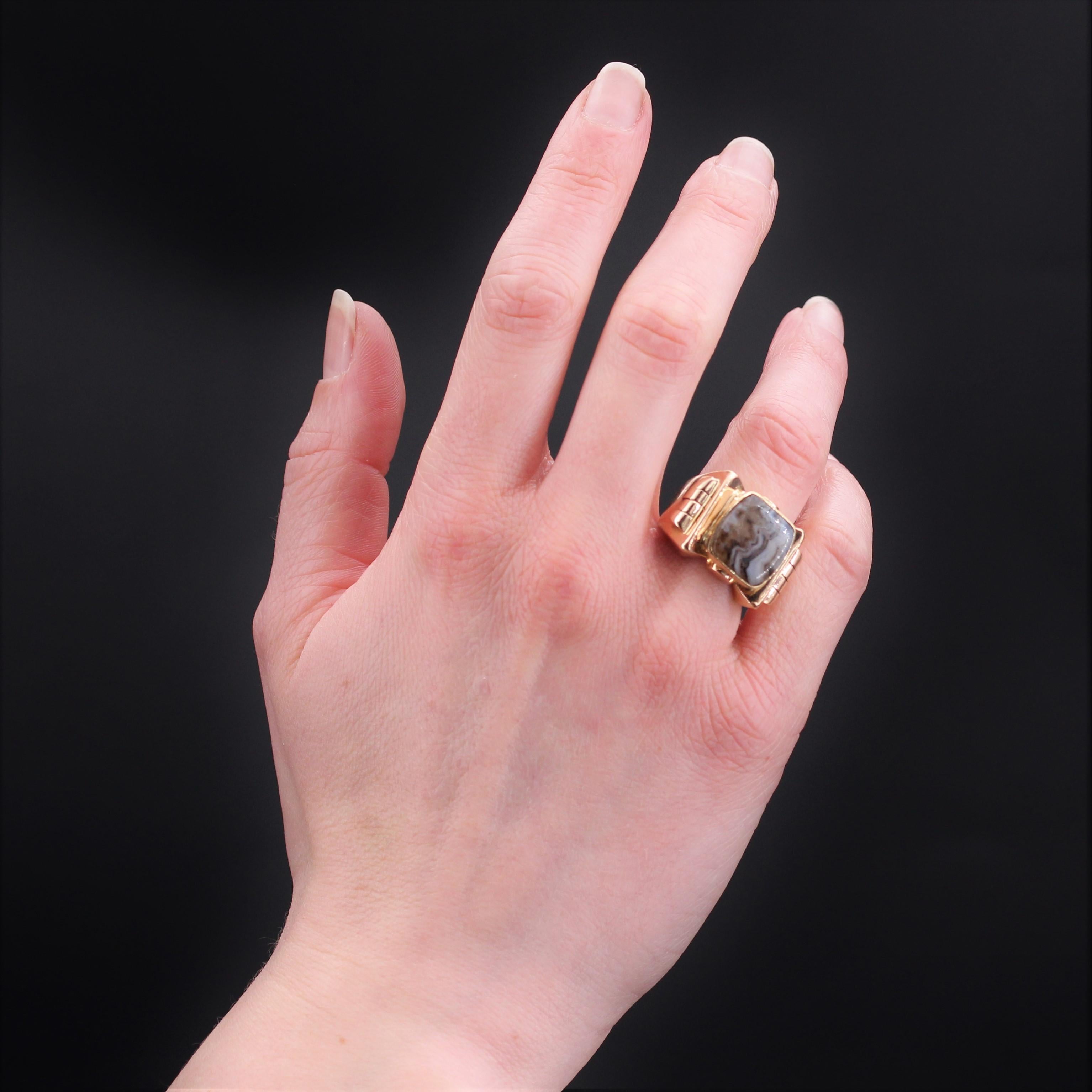 Art Deco French 1935s Zoned Agate 18 Karat Yellow Gold Signet Ring For Sale
