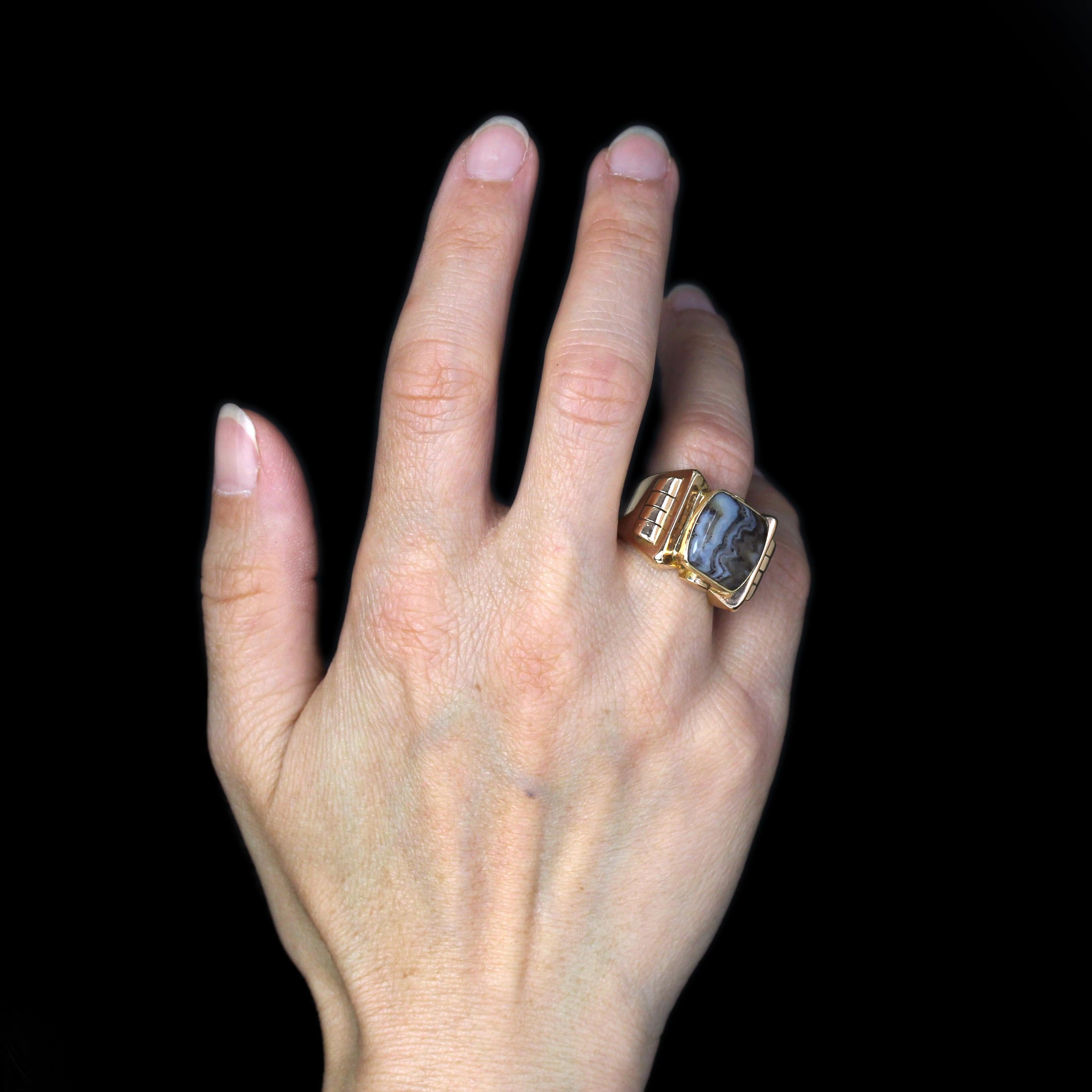 Anillo de sello francés de oro amarillo de 18 quilates con ágata zonada de la década de 1935 Cabujón en venta