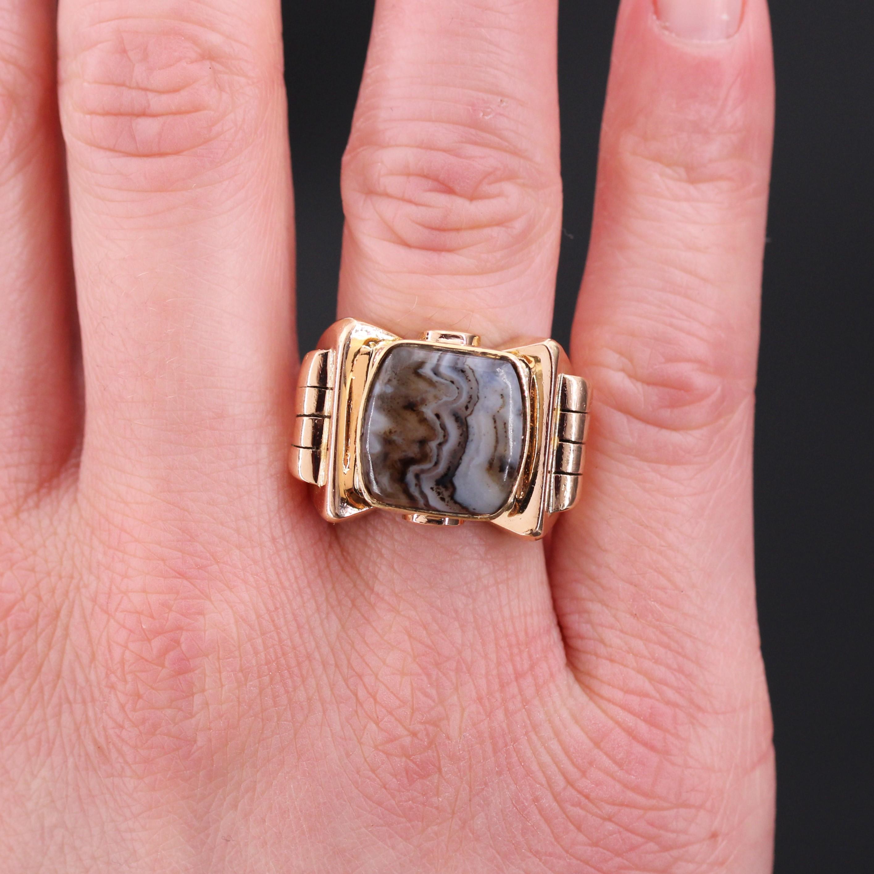 French 1935s Zoned Agate 18 Karat Yellow Gold Signet Ring In Good Condition For Sale In Poitiers, FR
