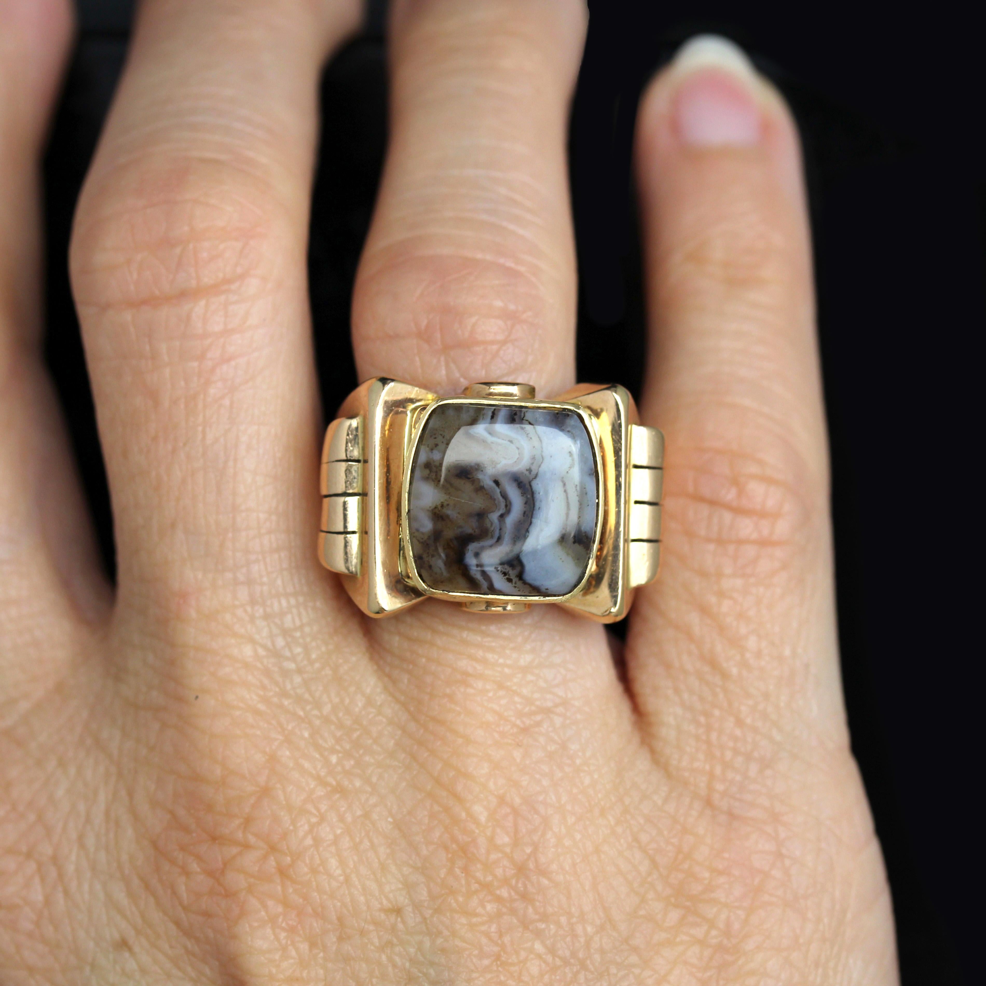 Femenino o masculino Anillo de sello francés de oro amarillo de 18 quilates con ágata zonada de la década de 1935 en venta