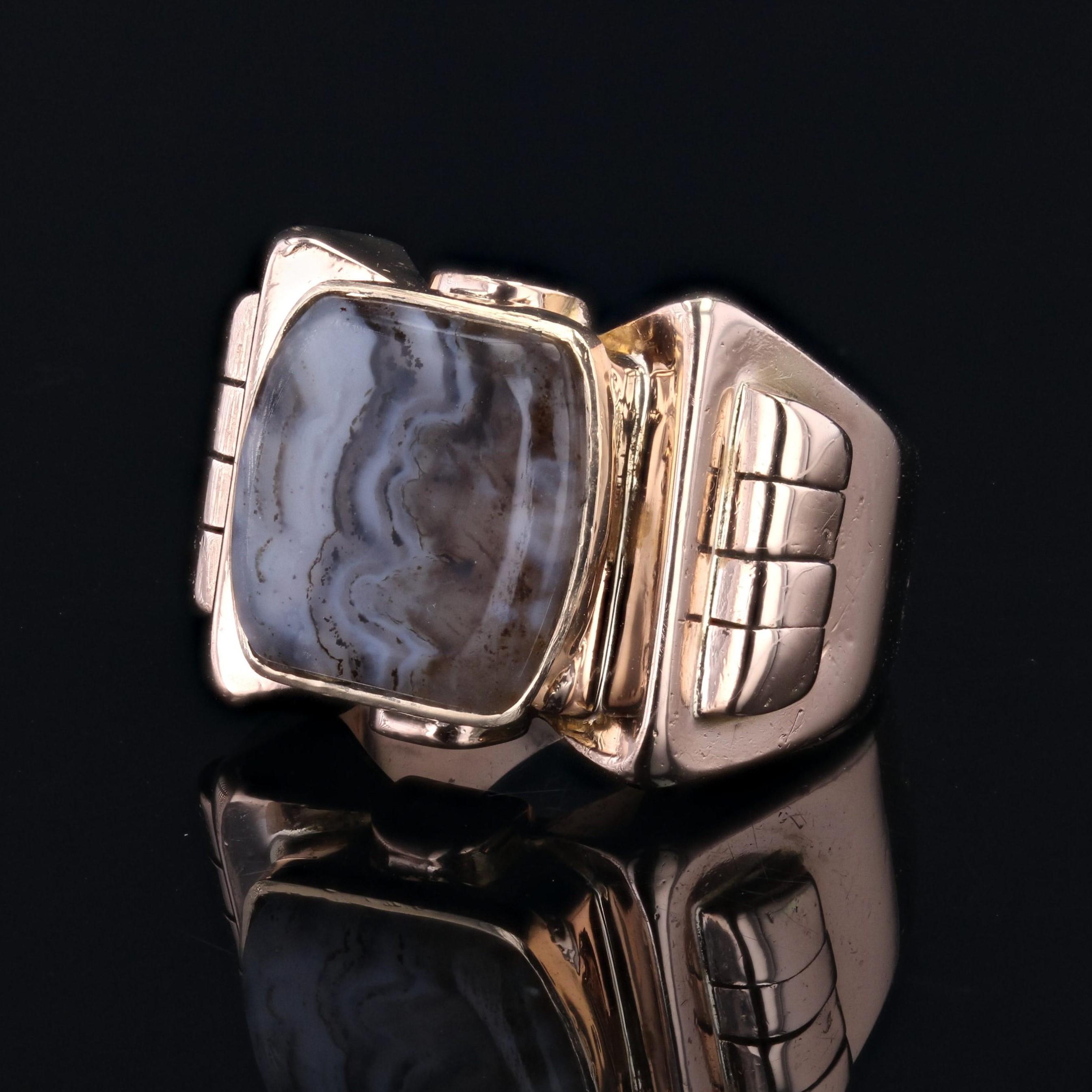 Women's or Men's French 1935s Zoned Agate 18 Karat Yellow Gold Signet Ring For Sale