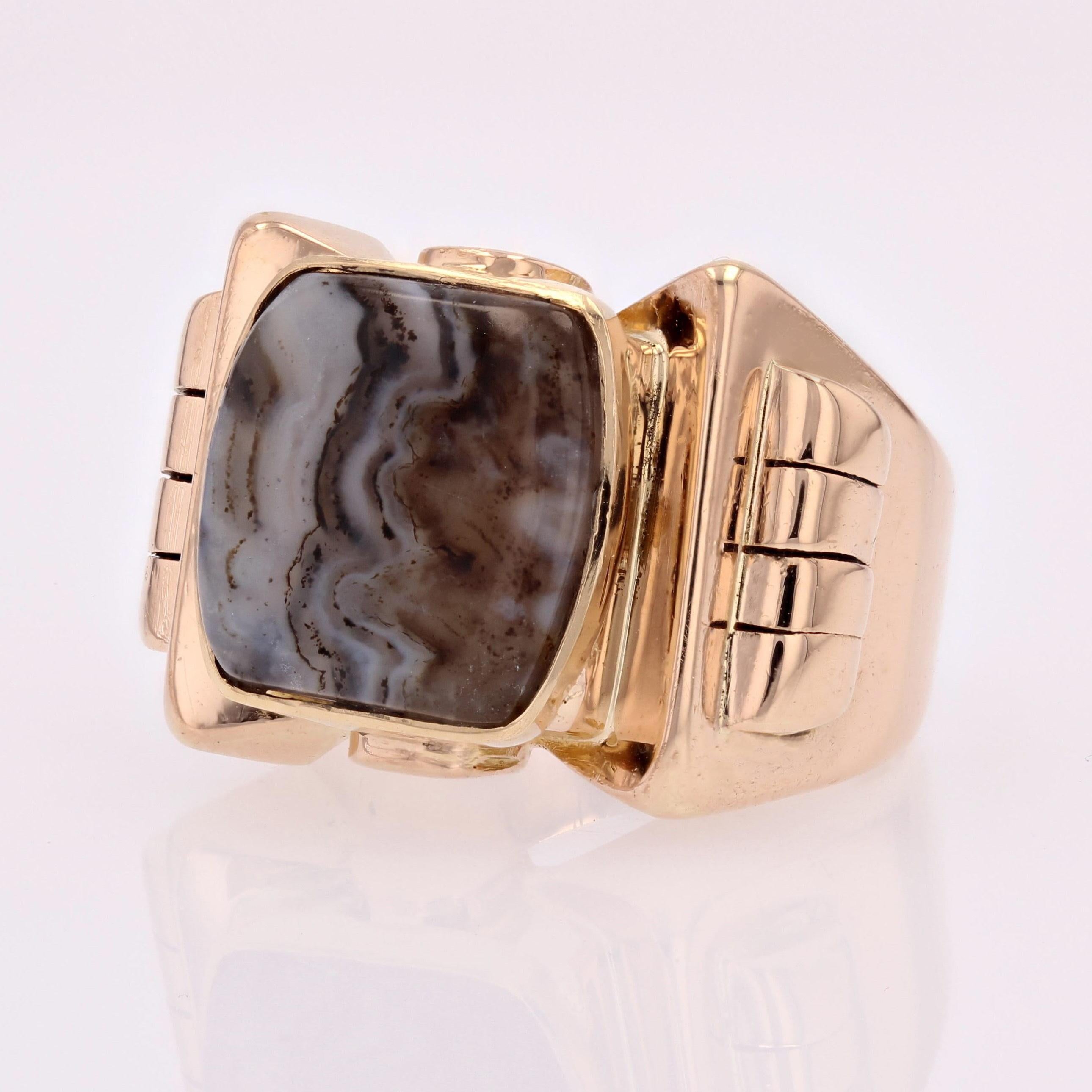 French 1935s Zoned Agate 18 Karat Yellow Gold Signet Ring For Sale 1