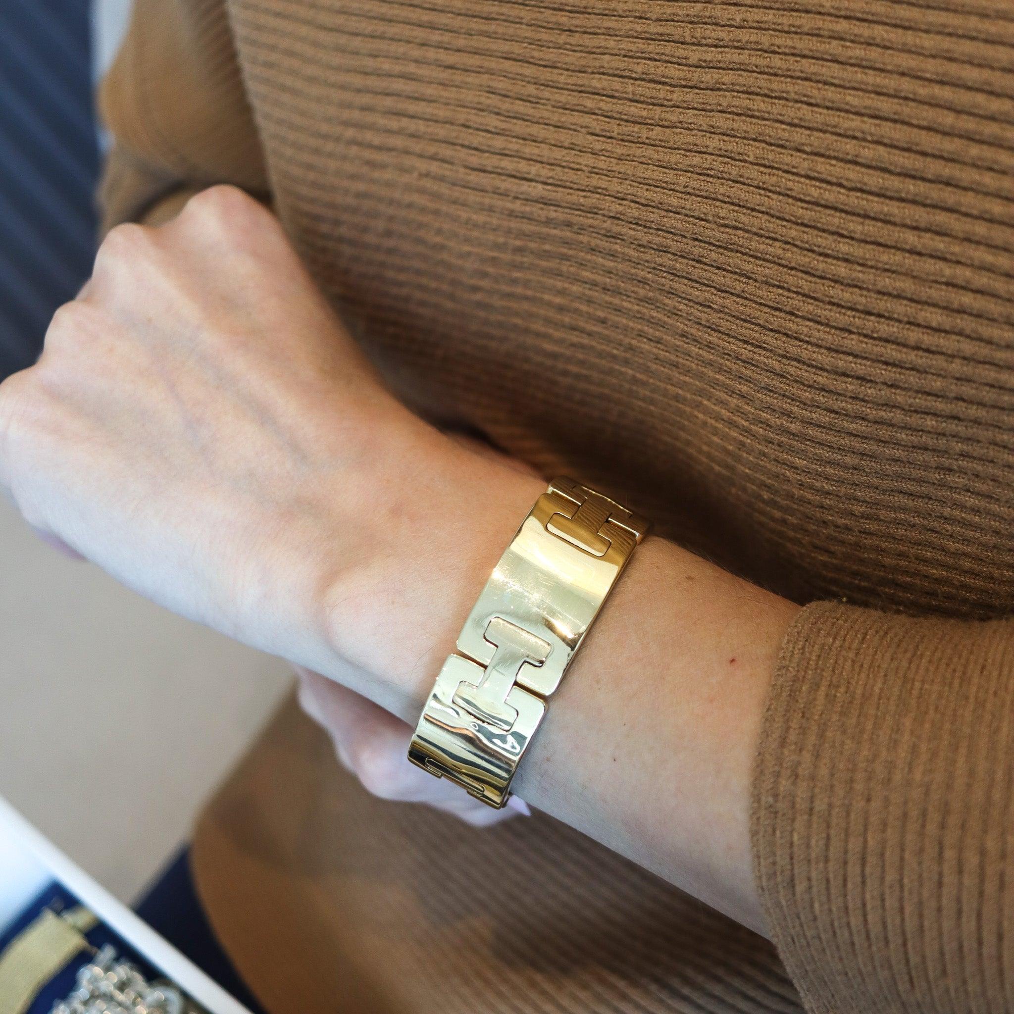 French art-deco retro tank bracelet.

This is a great tank bracelet, created in Paris France during the transitional periods of the art deco to the retro, back in the 1935-1940. The unusual bracelet has been crafted and assembled with beautiful
