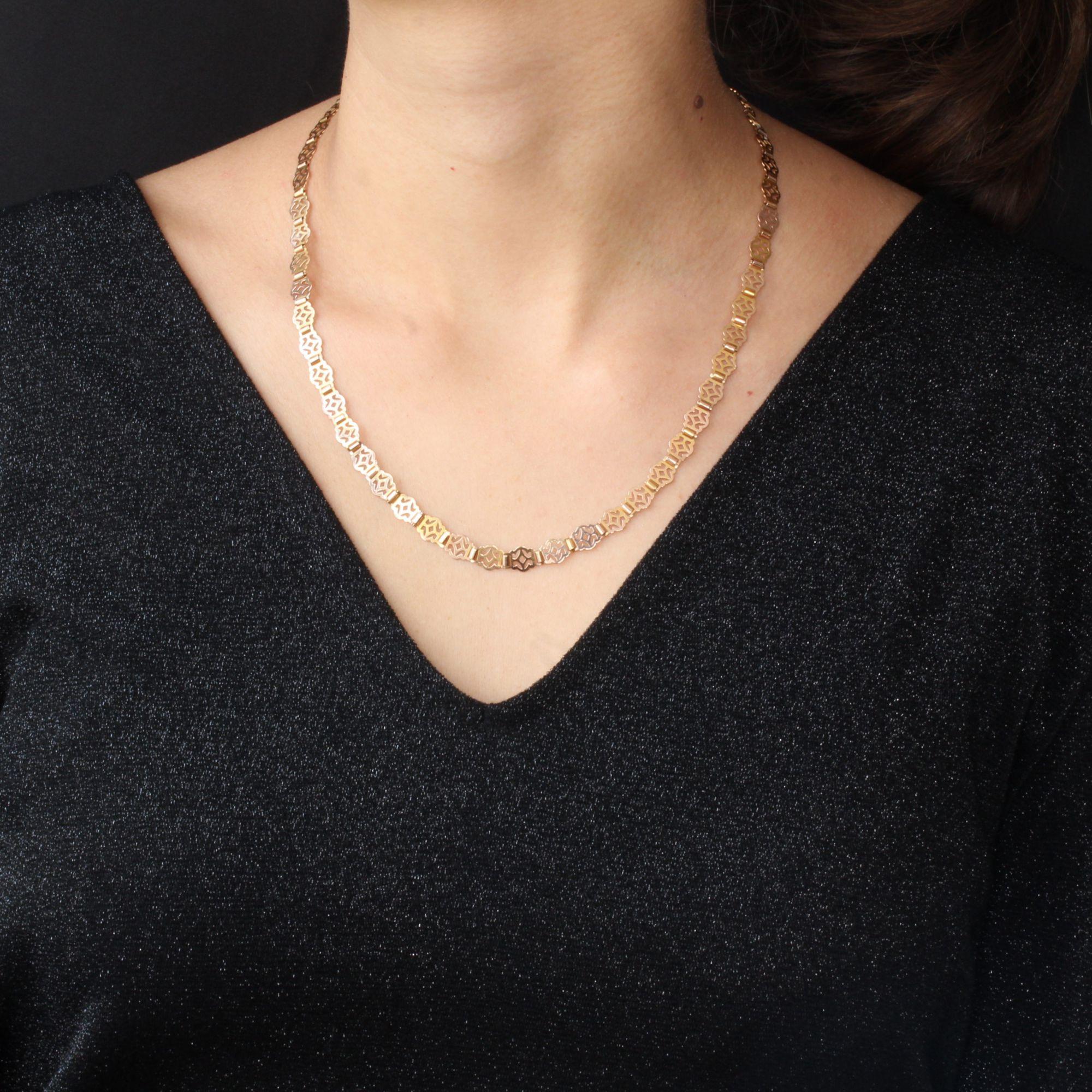 Collier en or rose 18 carats, poinçon tête de rhinocéros.
Charmant collier ancien en or rose, il est formé de motifs plats polylobés ajourés, et articulés entre eux par de petites charnières en or. Le fermoir est à cliquet avec chaîne de