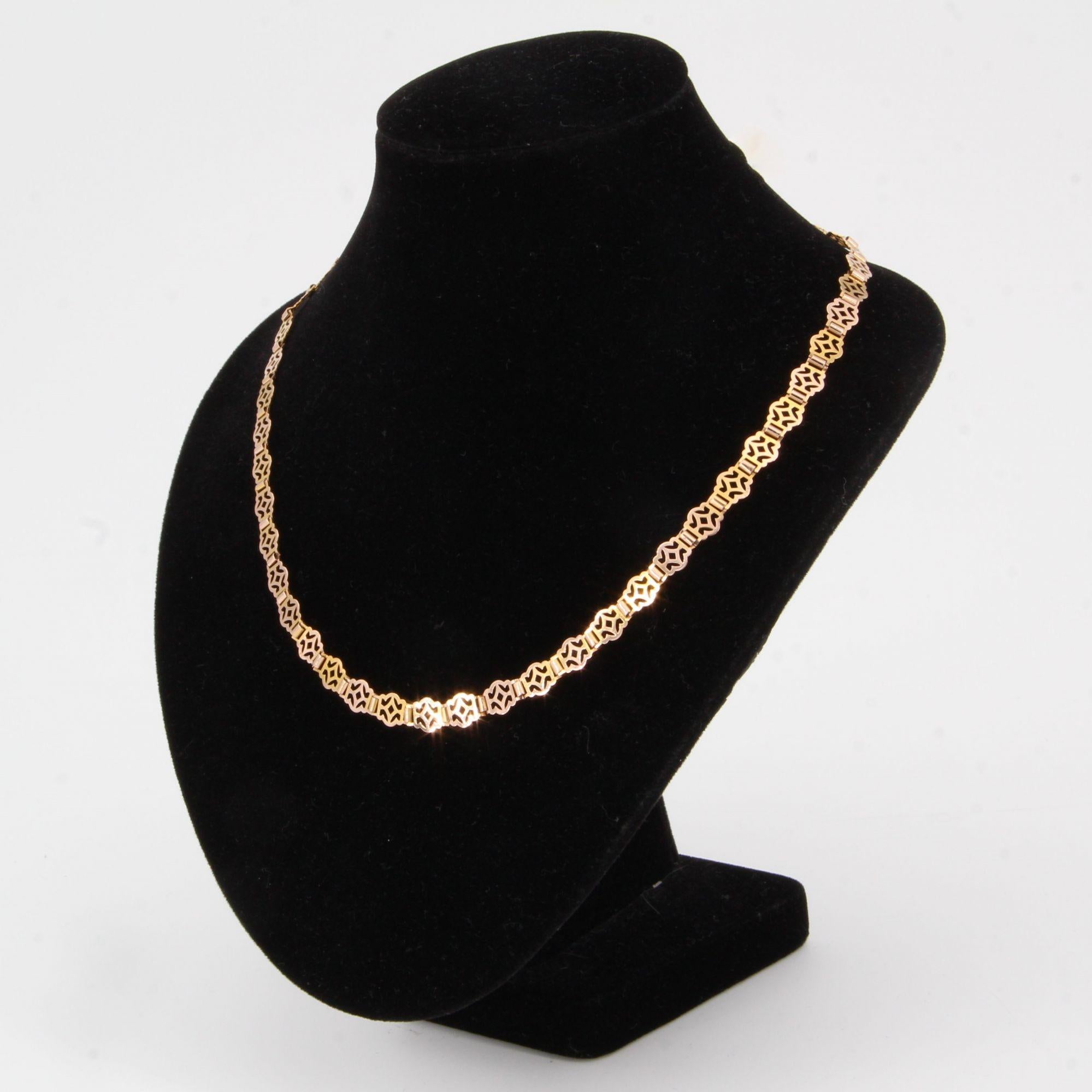 French 1940s 18 Karat Rose Gold Openwork Articulated Pattern Necklace In Good Condition For Sale In Poitiers, FR