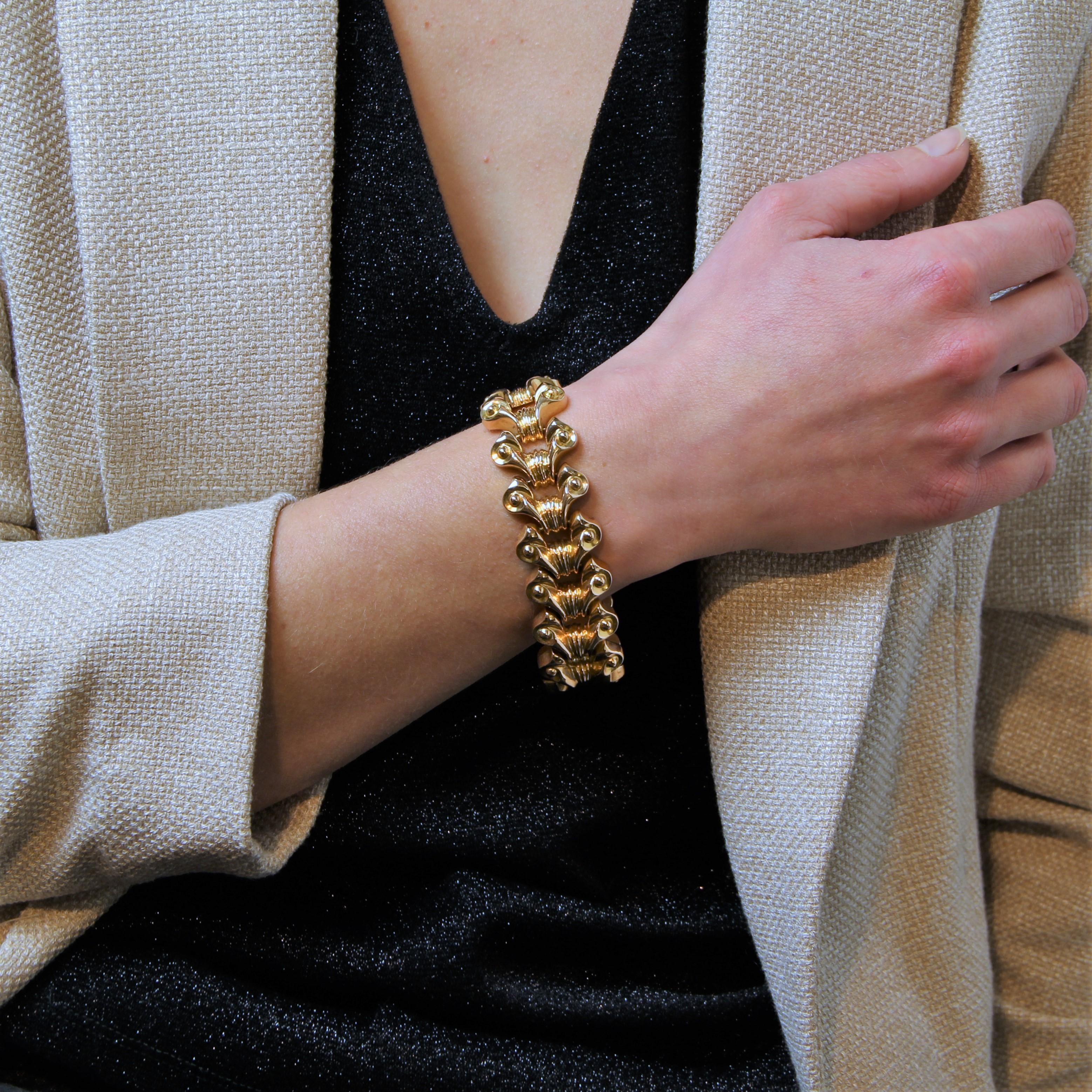 Bracelet en or jaune 18 carats, poinçon tête d'aigle.
Bracelet Tank gold, il est composé de motifs en forme de nœuds dans un décor de lignes et de perles dorées, attachées les unes aux autres. Le fermoir est à cliquet avec sécurité
