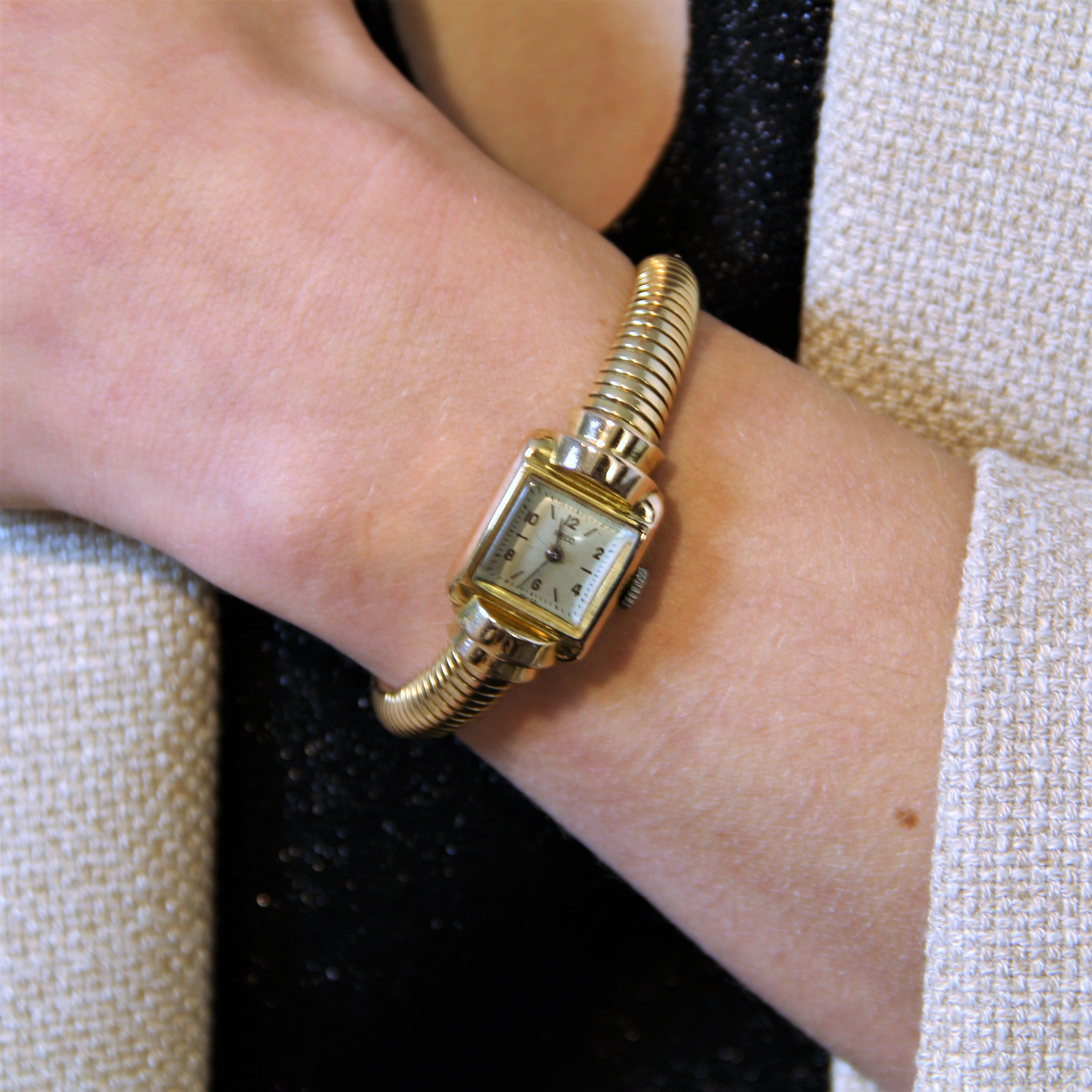 French 1940s 18 Karat Yellow Gold Tubogaz Wristwatch In Good Condition For Sale In Poitiers, FR