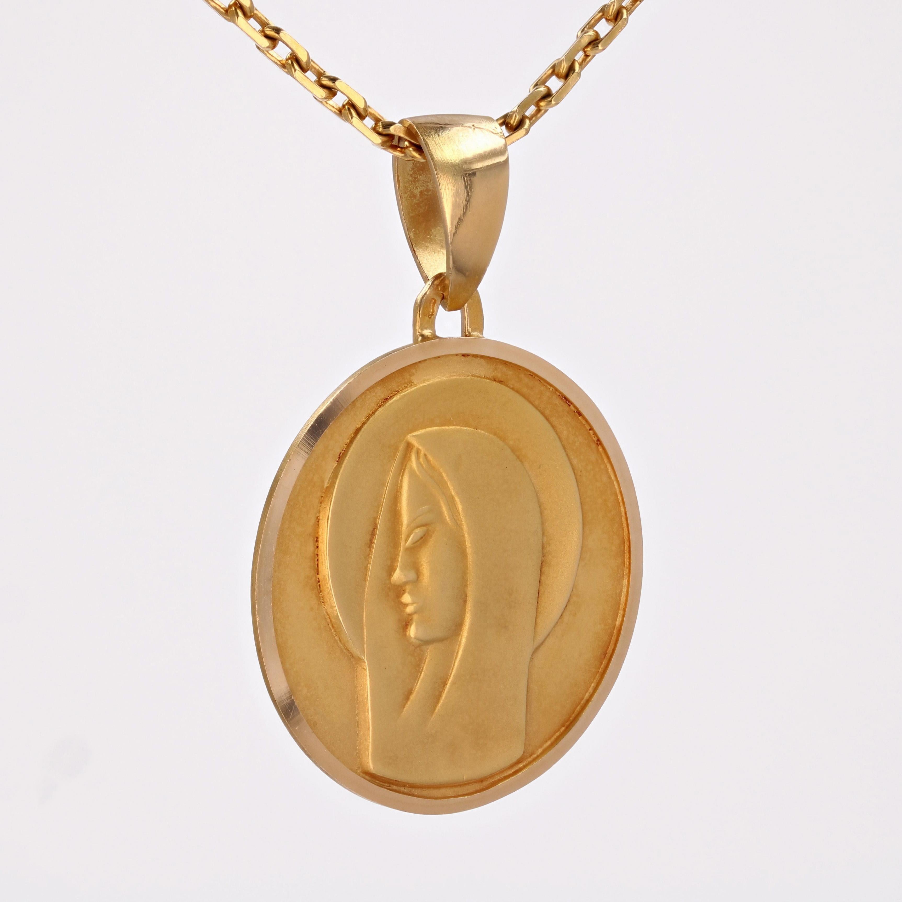 French 1940s 18 Karat Yellow Gold Virgin Mary Medal Pendant In Good Condition For Sale In Poitiers, FR