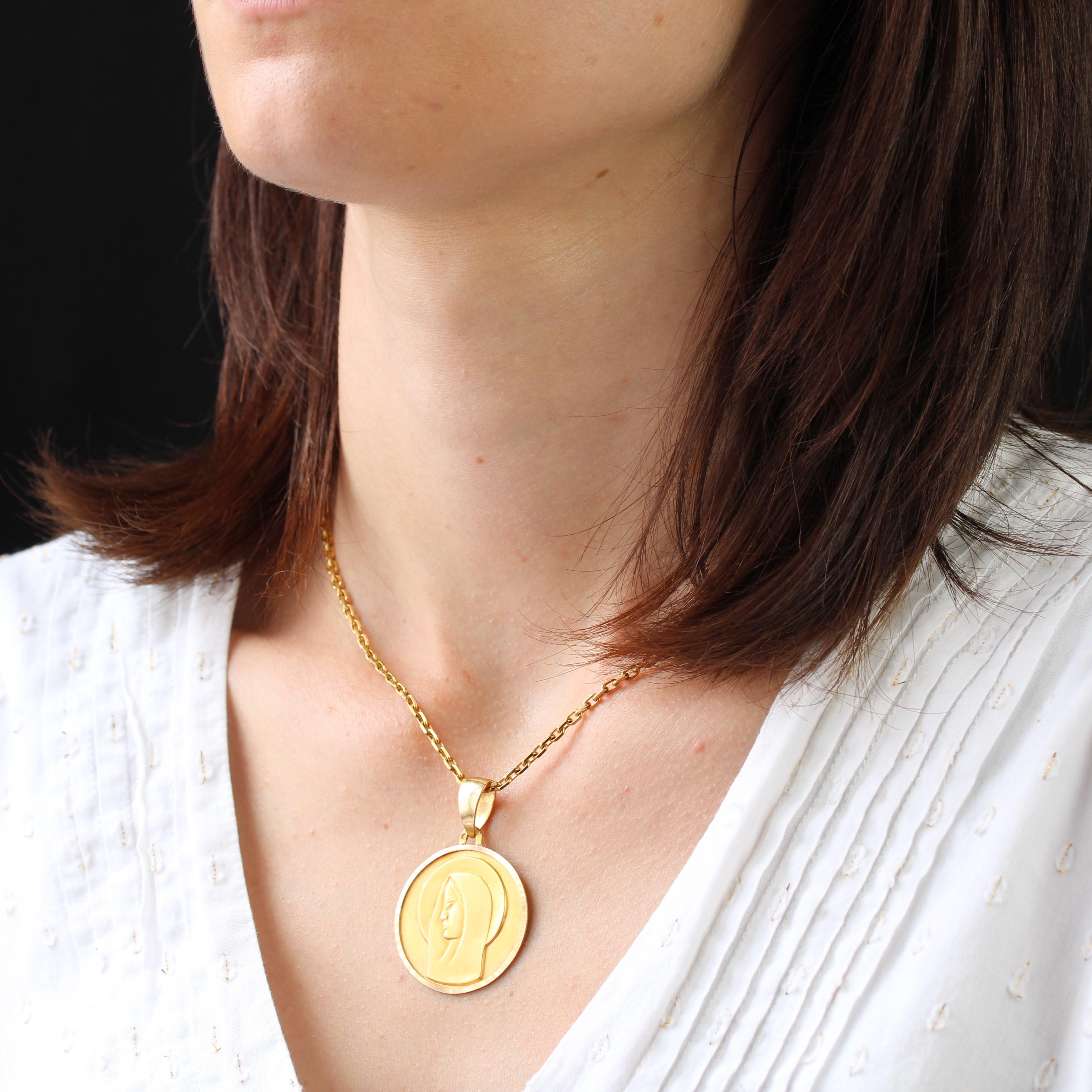 French 1940s 18 Karat Yellow Gold Virgin Mary Medal Pendant For Sale 1