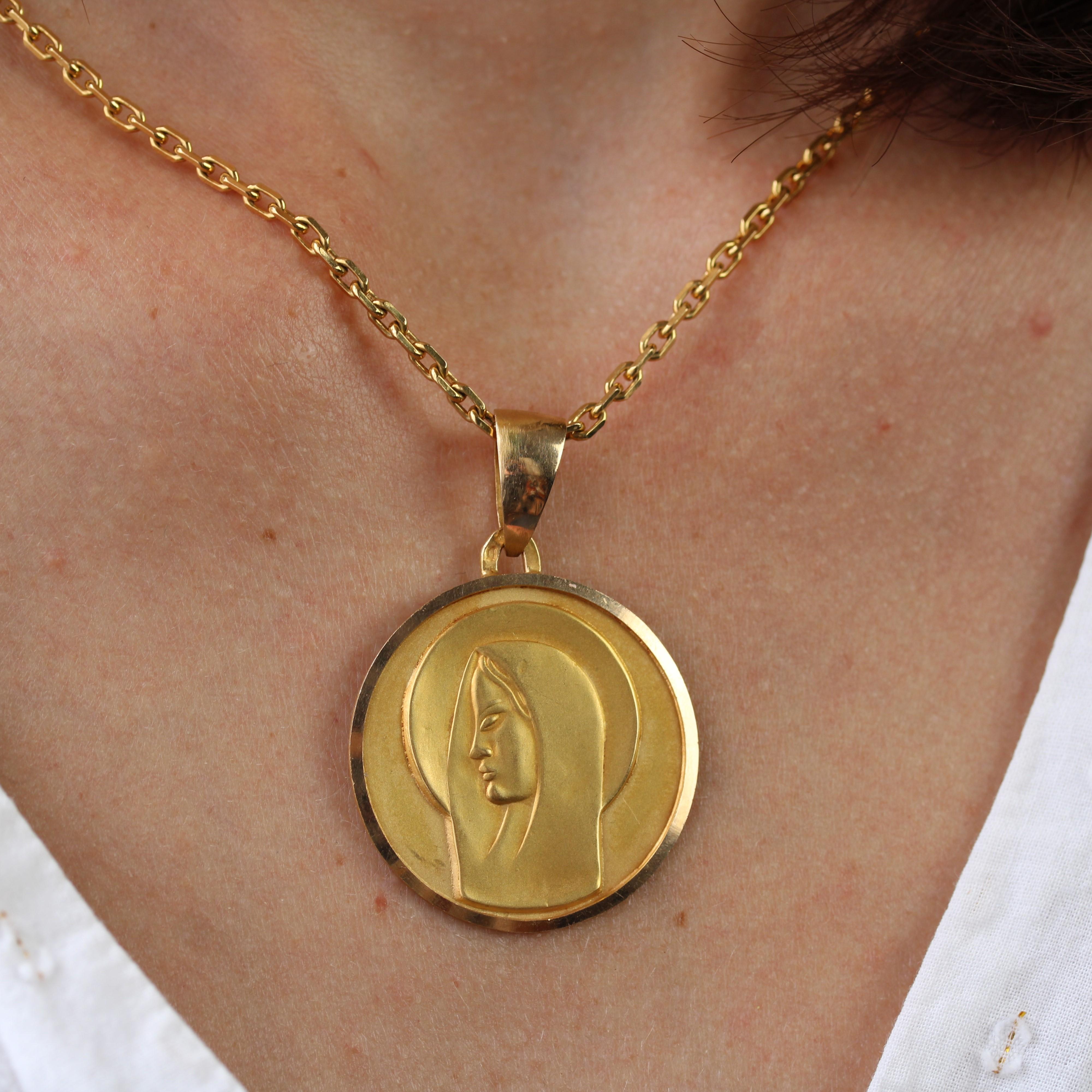 French 1940s 18 Karat Yellow Gold Virgin Mary Medal Pendant For Sale 2
