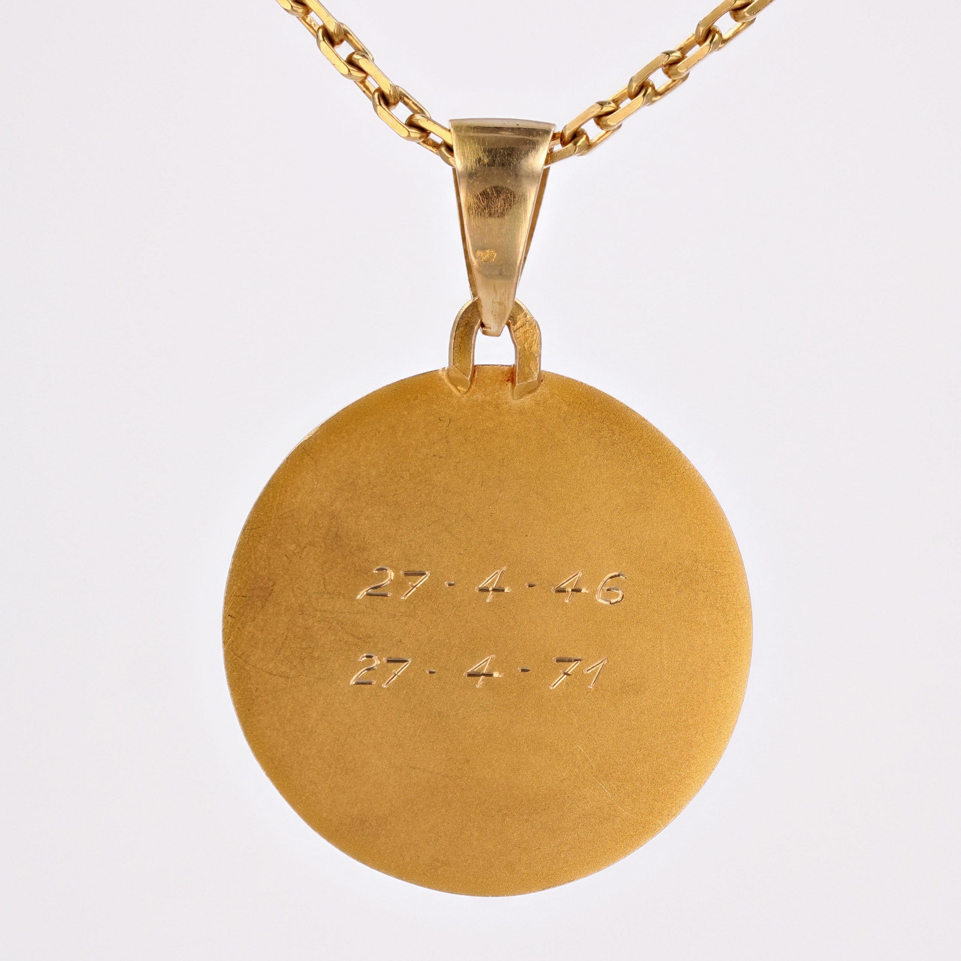 French 1940s 18 Karat Yellow Gold Virgin Mary Medal Pendant For Sale 3