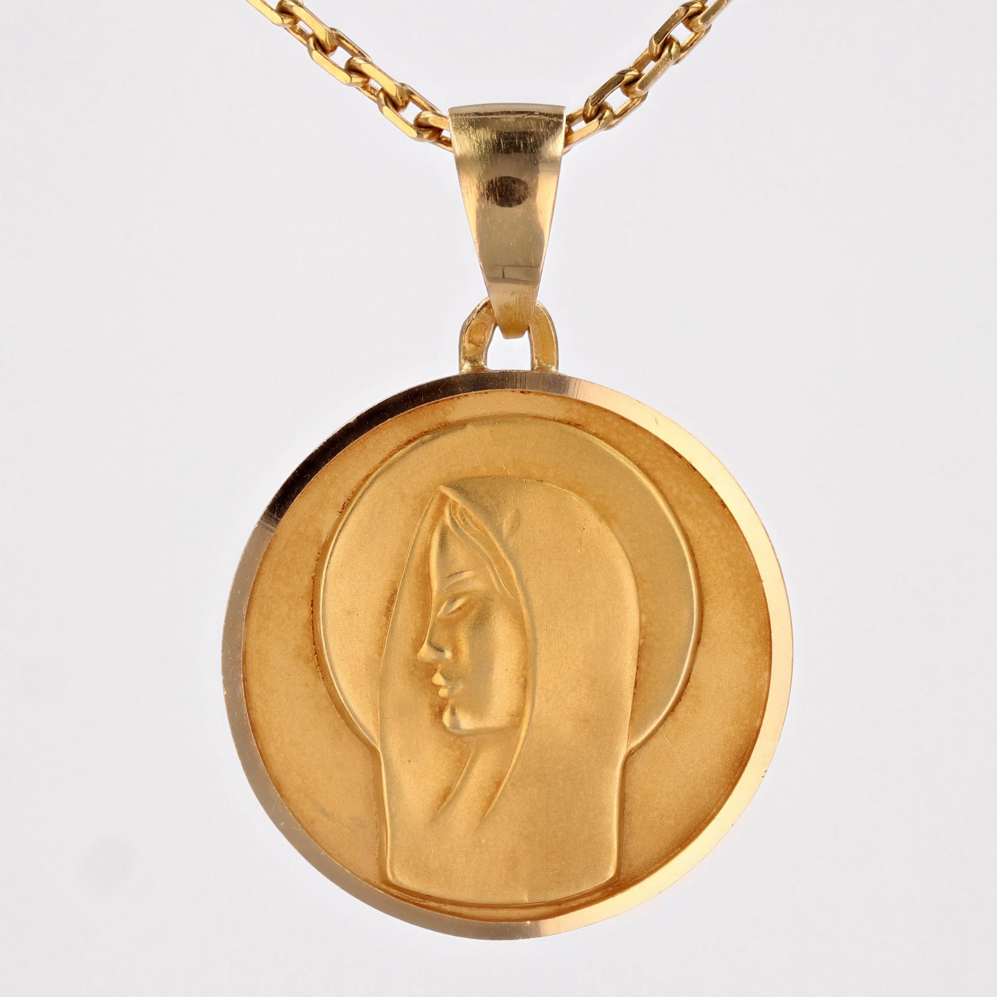 French 1940s 18 Karat Yellow Gold Virgin Mary Medal Pendant For Sale 4